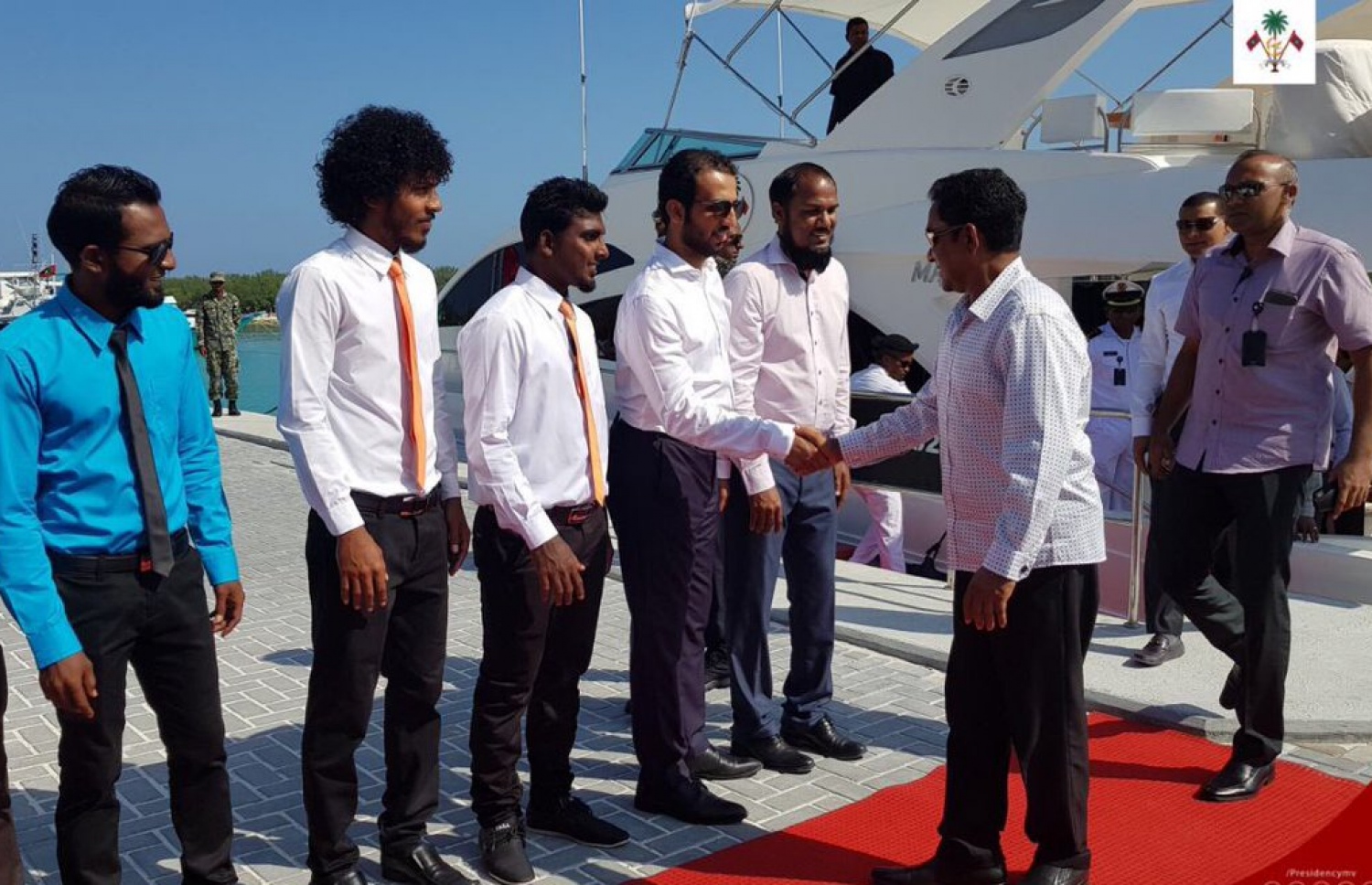 މާޅެންދޫގައި ރައީސް ޔާމީނަށް މަރުހަބާ ދަންނަވަން ނިކުތް މީހުންނާ ސަލާމްކުރައްވަނީ. --ފޮޓޯ: ރައީސް އޮފީސް