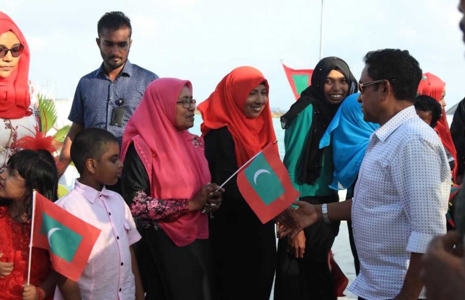 ރައީސް ޔާމީން، މިއަދު ހަވީރު ވެލިދު އަށް ވަޑައިގެން އެ ރަށު ބަޔަކާ ސަލާމް ކުރައްވަނީ. ---ފޮޓޯ: ހައުސިން މިނިސްޓްރީ