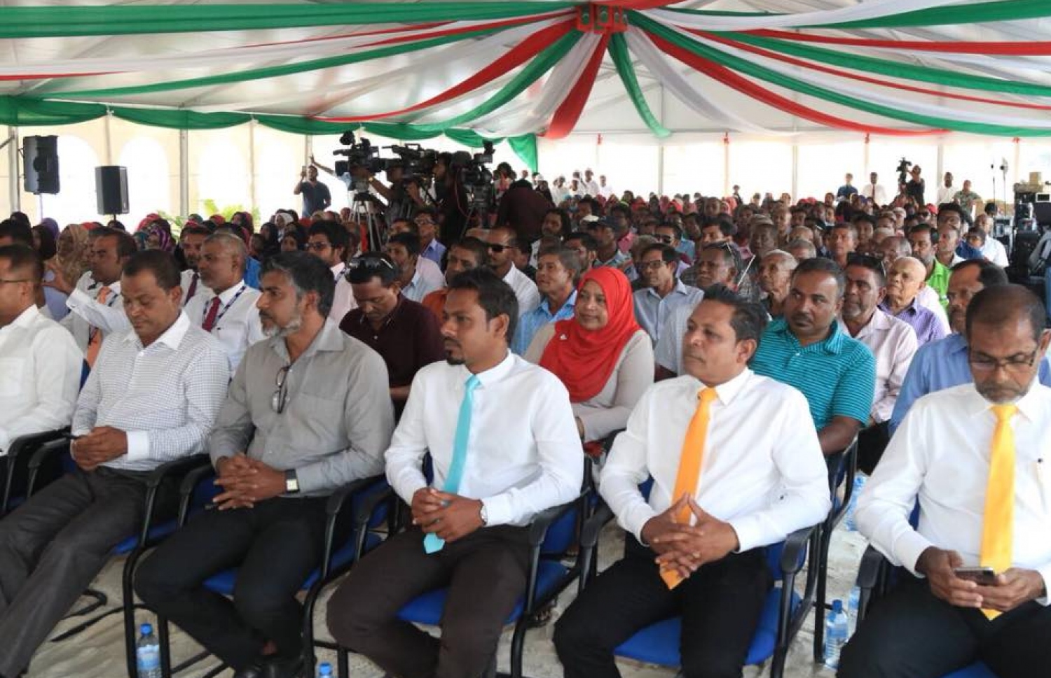 ވެލިދޫ ބަނދަރު އިފްތިތާހުކުރުމަށް ބޭއްވި ޖަލްސާގައި އެ ރަށު ބަޔަކު ބައިވެރިވަނީ. ---ފޮޓޯ: ހައުސިން މިނިސްޓްރީ