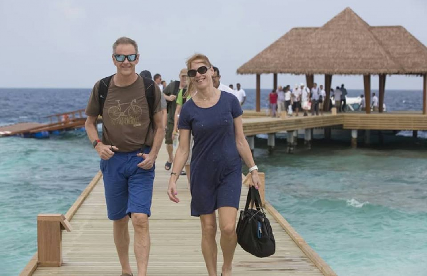 ރިސޯޓެއް ޖެޓީ މަތިން ޓޫރިސްޓުންތަކެއް ހިނގާފައި ދަނީ: ކުއްލި ނުރައްކަލުގެ ހާލަތު އިއުލާންކުރީ ޓޫރިޒަމްގެ ހައި ސީޒަންގައި.