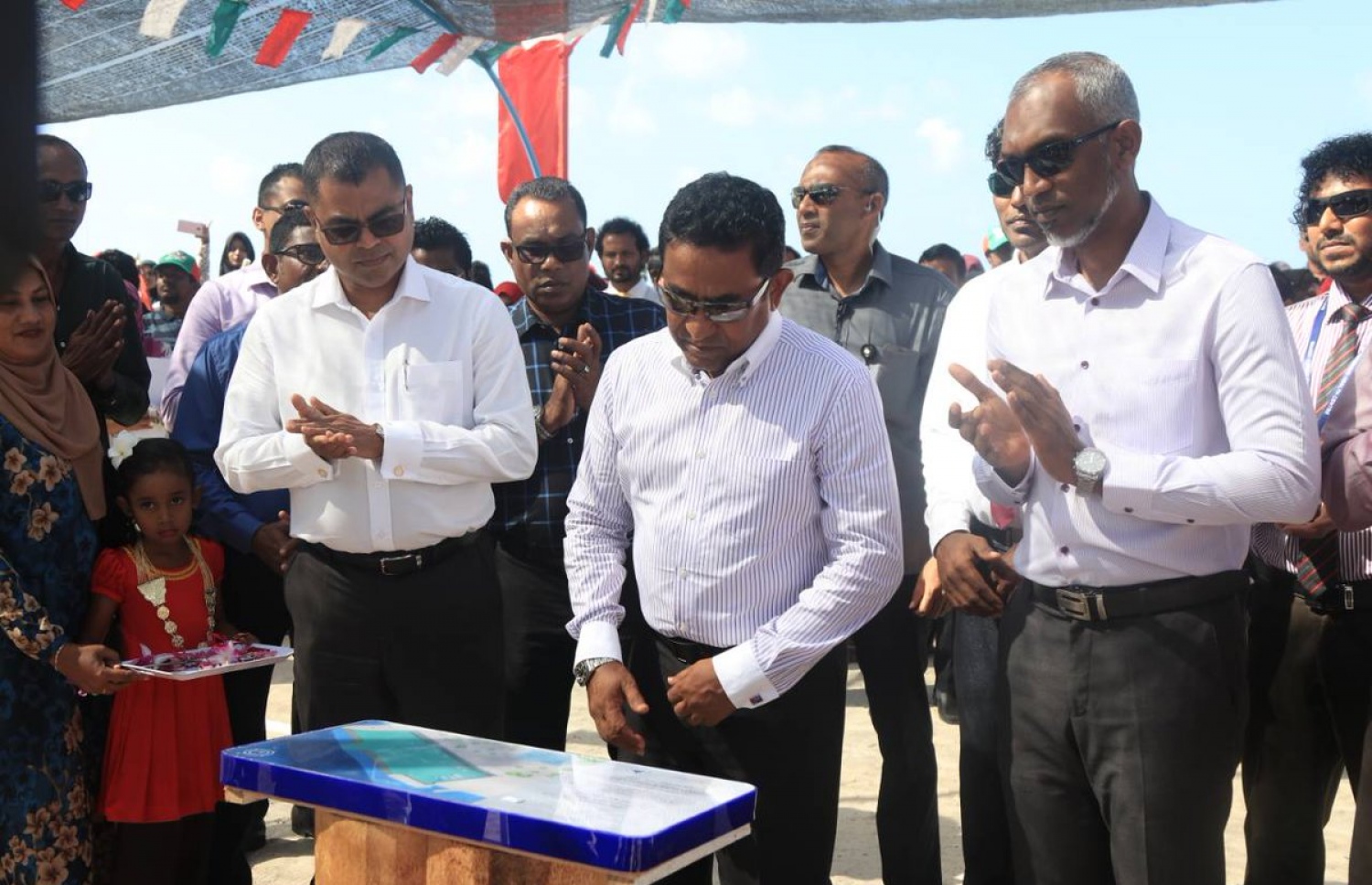 ކެންދޫ ބަނދަރު ރަސްމީކޮށް ހުޅުއްވައި ދެއްވުމަށް ބޭއްވި ރަސްމިއްޔާތުގައި ރައީސް ޔާމީން ބައިވެރިވެވަޑައިގަންނަވަނީ: ގާނޫނާ ޚިލާފަށް ސަރުކާރުން ހައްޔަރުކުރި އެކަކު ވެސް ނުދެއްކޭނެ ކަމަށް ވިދާޅުވި.