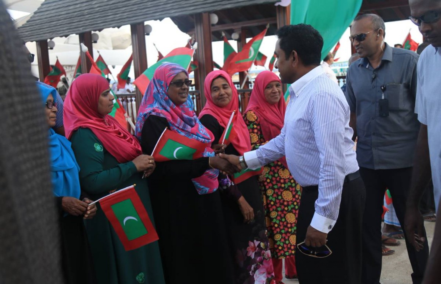 ރައީސް ޔާމީން ބ. އޭދަފުއްޓަށް ވަޑައިގަތުމުން އެމަނިކުފާނަށް މަރުހަބާ ދަންނަވަނީ: --ފޮޓޯ: ހައުސިން މިނިސްޓްރީ
