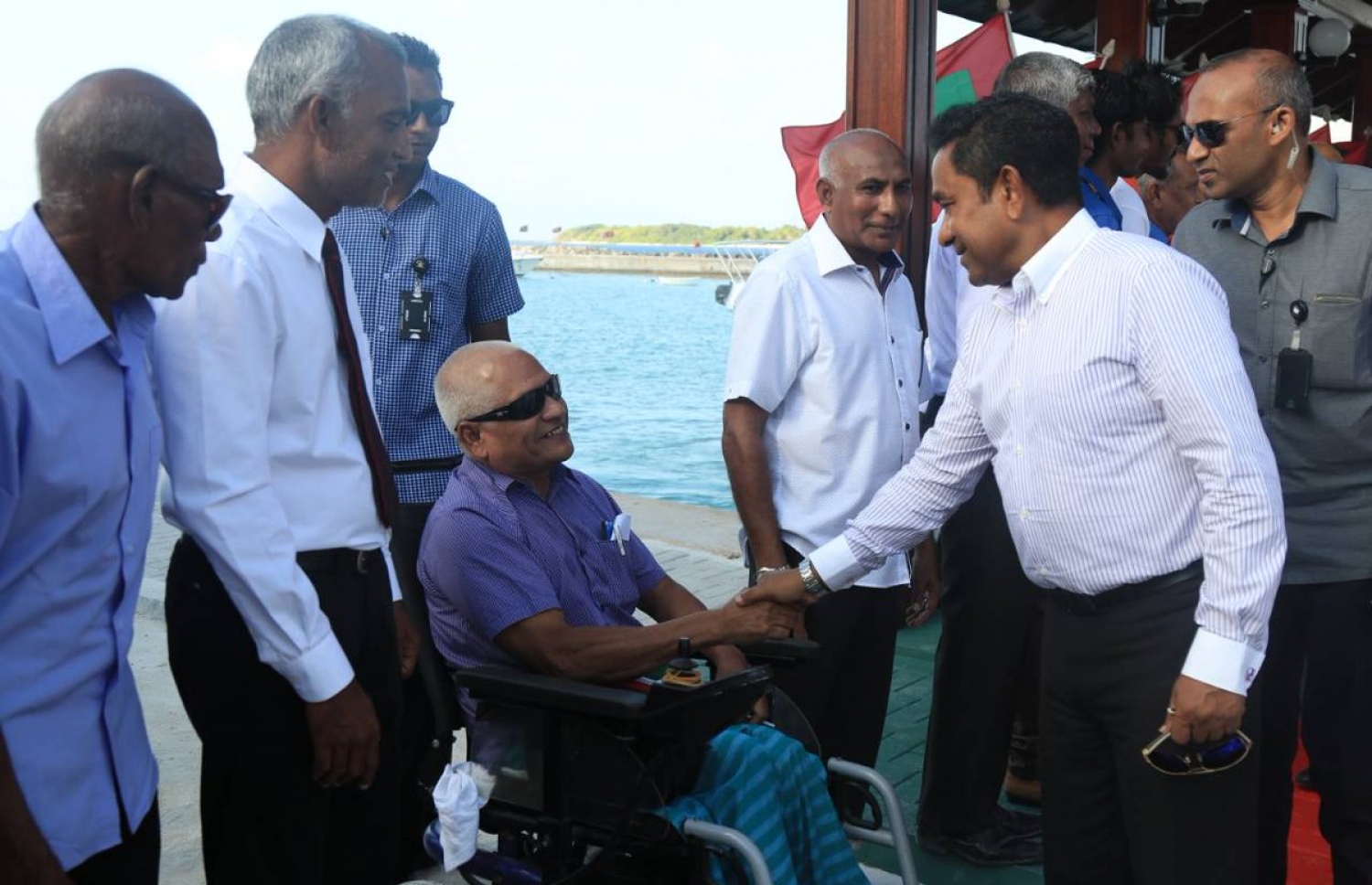 ރައީސް ޔާމީން އޭދަފުއްޓަށް ވަޑައިގަތުމުން އެމަނިކުފާނަށް މަރުހަބާ ދަންނަވަނީ: ވަރަށް ގިނަ ބަޔަކު ވަނީ އެމަނިކުފާނަށް މަރުހަބާ ދެންނެވުމަށް އެއްވެފައި.---ފޮޓޯ: ހައުސިން މިނިސްޓްރީ