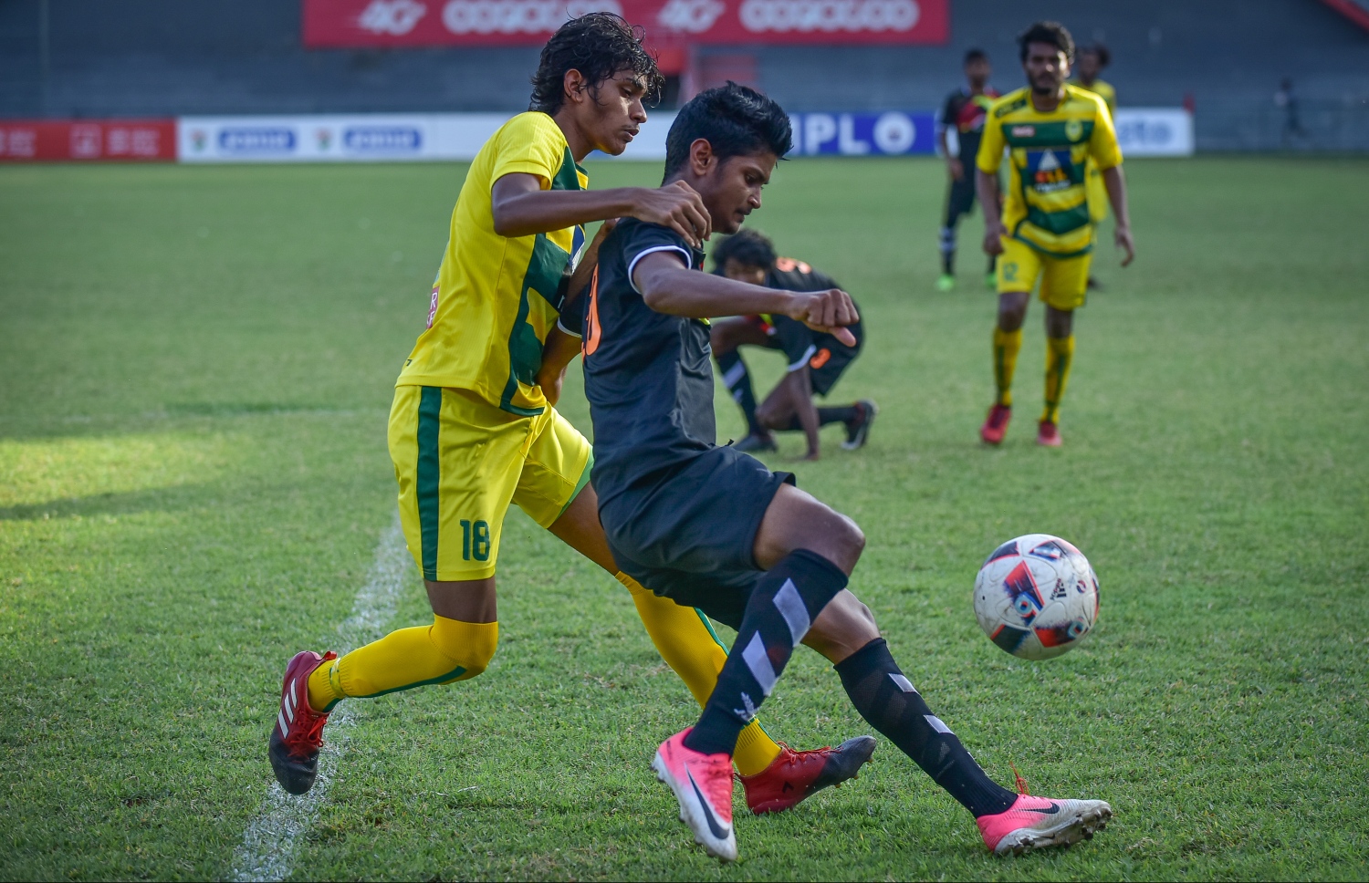 މިިދިޔަ އަހަރުގެ ޔޫތު ޗެމްޕިއަންޝިޕްގެ މެޗެއްގެ ތެރެއިން ހަންނަ (ކ) މާޒިޔާ ކުޅުންތެރިއަކު ކައިރިން ބޯޅަ ހިފައިގެންދަނީ. -- ފޮޓޯ: ނިޝާން އަލީ/ މިހާރު