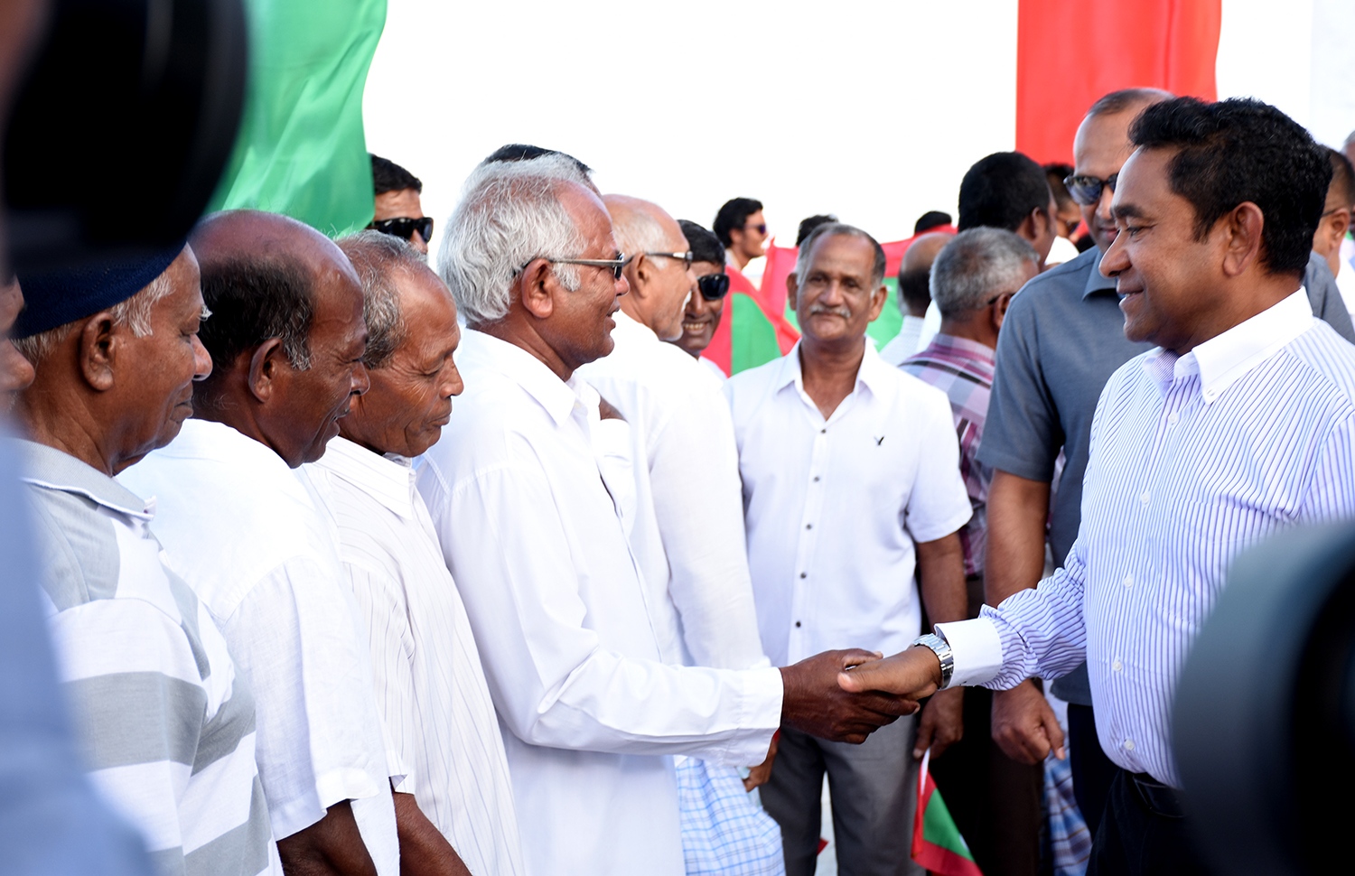 ބ. އޭދަފުށި: ޑިސެމްބަރު 25، 2017: ބ. އޭދަފުށީ ބިން ހިއްކުމުގެ މަޝްރޫއުގެ ނިމުން ފާހަގަކުރަން ބޭއްވި ރަސްމިއްޔާތެއްގައި ބައިވެރިވެ ވަޑައިގަތުމަށް ރައީސް ޔާމީން ވަޑައިގެން، އެރަށުގެ ރައްޔިތުންނާ ސަލާމް ކުރައްވަނީ.-- ފޮޓޯ: ތޯރިގް އަބްދުލް ރަހުމާން