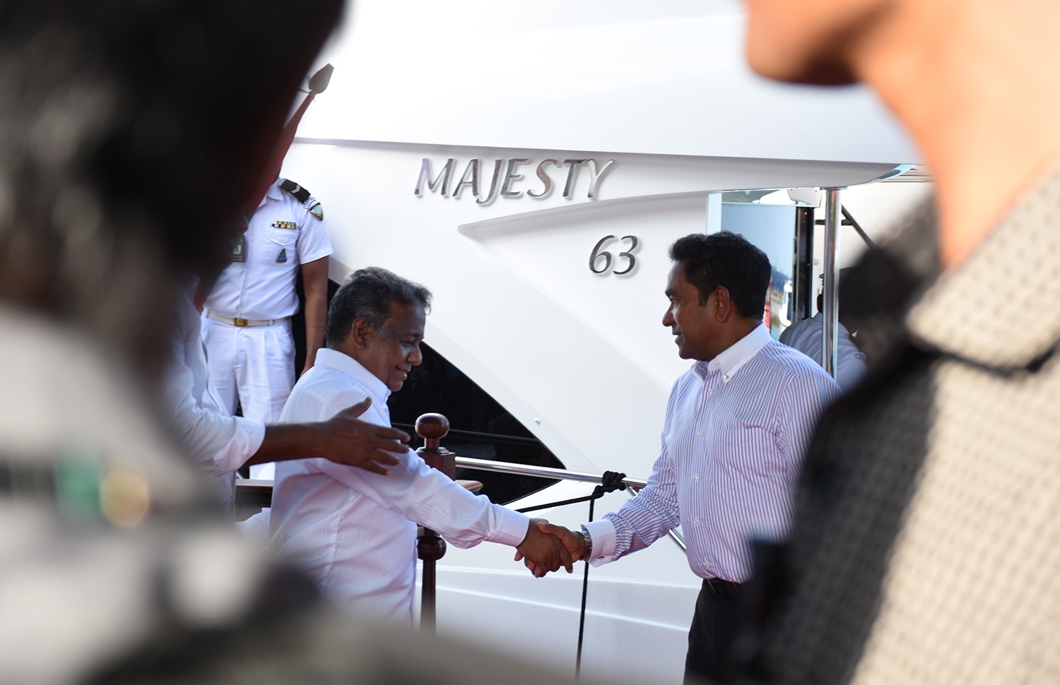 ބ. އޭދަފުށި: ޑިސެމްބަރު 25، 2017: ބ. އޭދަފުށީ ބިން ހިއްކުމުގެ މަޝްރޫއުގެ ނިމުން ފާހަގަކުރަން ބޭއްވި ރަސްމިއްޔާތެއްގައި ބައިވެރިވެ ވަޑައިގަތުމަށް ރައީސް ޔާމީން ވަޑައިގަތުމުން، އޭދަފުށީ ދާއިރާގެ މެމްބަރު އަހުމަދު ސަލީމް އެމިނުކުފާނަށް މަރުހަބާ ދަންނަވަނީ.-- ފޮޓޯ: ތޯރިގް އަބްދުލް ރަހުމާން