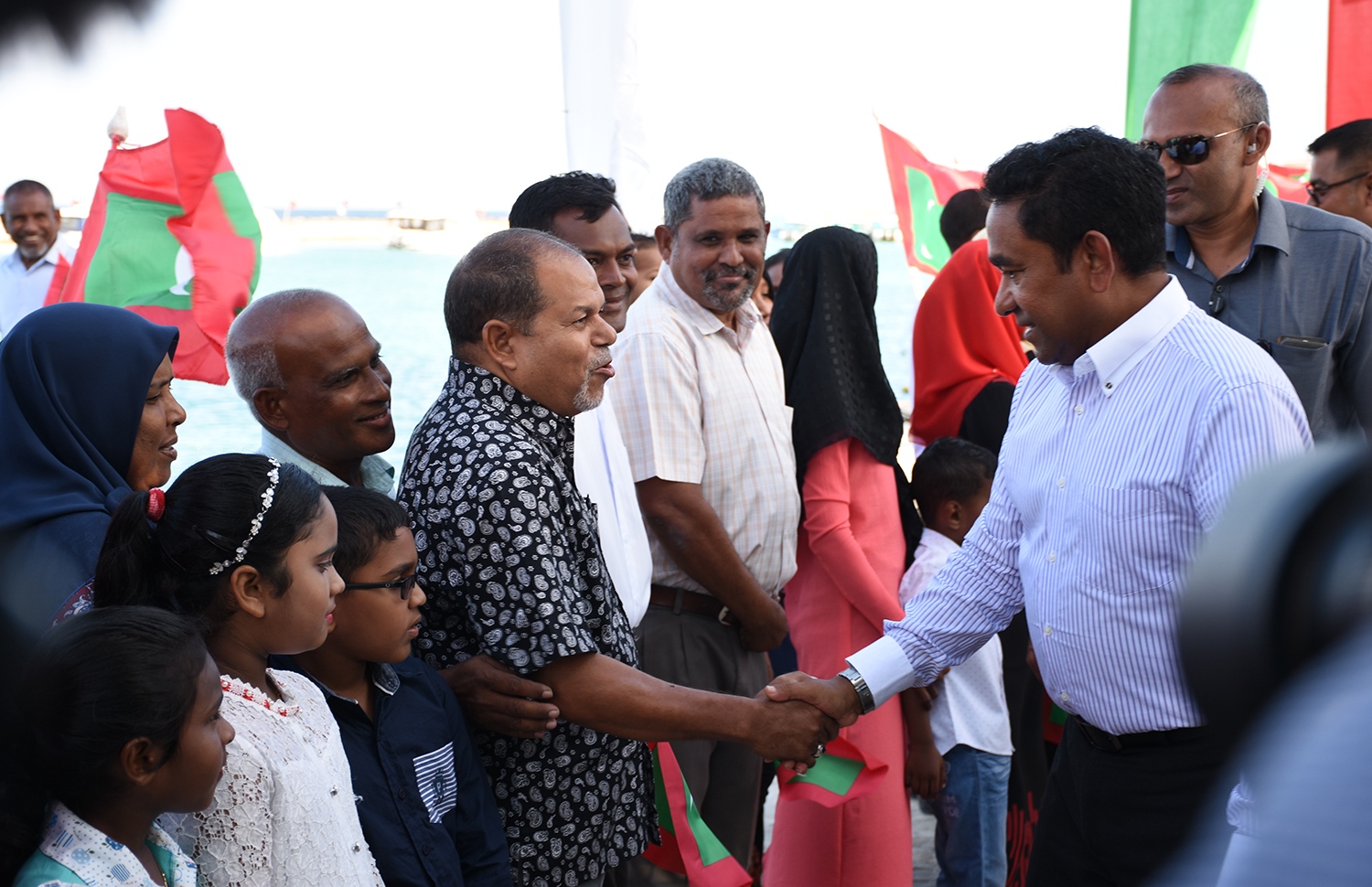 ބ. އޭދަފުށި: ޑިސެމްބަރު 25، 2017: ބ. އޭދަފުށީ ބިން ހިއްކުމުގެ މަޝްރޫއުގެ ނިމުން ފާހަގަކުރަން ބޭއްވި ރަސްމިއްޔާތެއްގައި ބައިވެރިވެ ވަޑައިގަތުމަށް ރައީސް ޔާމީން ވަޑައިގެން، އެރަށުގެ ރައްޔިތުންނާ ސަލާމް ކުރައްވަނީ.-- ފޮޓޯ: ތޯރިގް އަބްދުލް ރަހުމާން