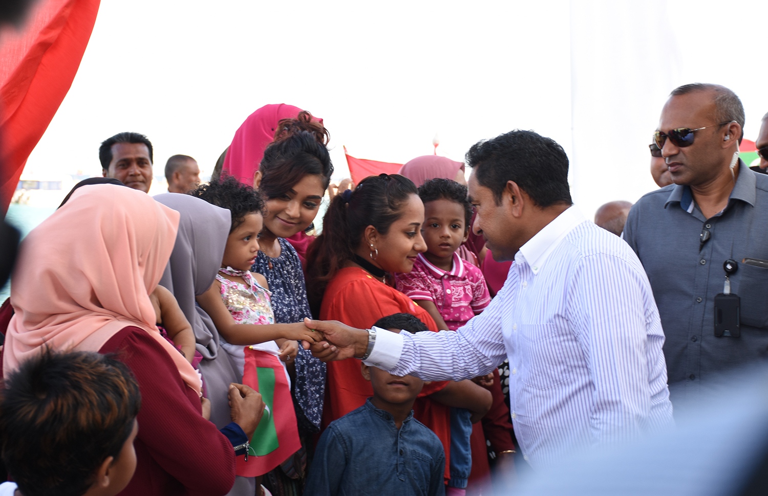 ބ. އޭދަފުށި: ޑިސެމްބަރު 25، 2017: ބ. އޭދަފުށީ ބިން ހިއްކުމުގެ މަޝްރޫއުގެ ނިމުން ފާހަގަކުރަން ބޭއްވި ރަސްމިއްޔާތެއްގައި ބައިވެރިވެ ވަޑައިގަތުމަށް ރައީސް ޔާމީން ވަޑައިގެން، އެރަށުގެ ރައްޔިތުންނާ ސަލާމް ކުރައްވަނީ.-- ފޮޓޯ: ތޯރިގް އަބްދުލް ރަހުމާން