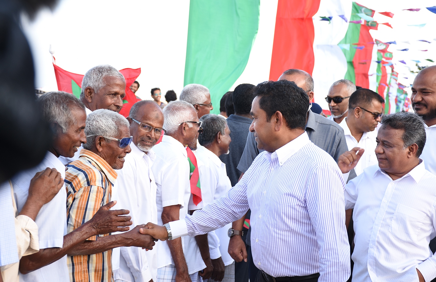 ބ. އޭދަފުށި: ޑިސެމްބަރު 25، 2017: ބ. އޭދަފުށީ ބިން ހިއްކުމުގެ މަޝްރޫއުގެ ނިމުން ފާހަގަކުރަން ބޭއްވި ރަސްމިއްޔާތެއްގައި ބައިވެރިވެ ވަޑައިގަތުމަށް ރައީސް ޔާމީން ވަޑައިގެން، އެރަށުގެ ރައްޔިތުންނާ ސަލާމް ކުރައްވަނީ.-- ފޮޓޯ: ތޯރިގް އަބްދުލް ރަހުމާން