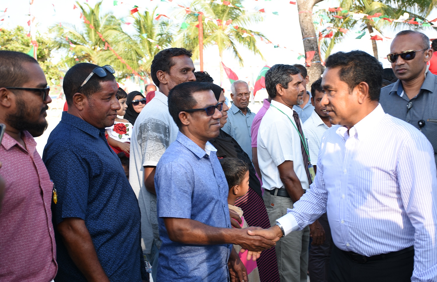 ބ. އޭދަފުށި: ޑިސެމްބަރު 25، 2017: ބ. އޭދަފުށީ ބިން ހިއްކުމުގެ މަޝްރޫއުގެ ނިމުން ފާހަގަކުރަން ބޭއްވި ރަސްމިއްޔާތެއްގައި ބައިވެރިވެ ވަޑައިގަތުމަށް ރައީސް ޔާމީން ވަޑައިގެން، އެރަށުގެ ރައްޔިތުންނާ ސަލާމް ކުރައްވަނީ.-- ފޮޓޯ: ތޯރިގް އަބްދުލް ރަހުމާން