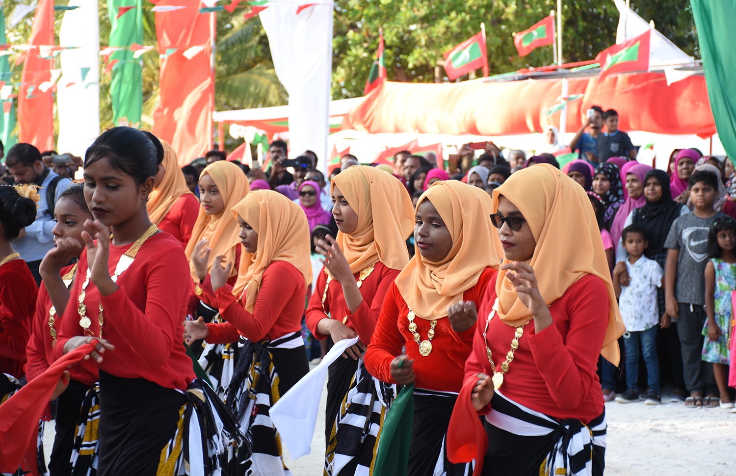 ބ. އޭދަފުށި: ޑިސެމްބަރު 25، 2017: ބ. އޭދަފުށީ ބިން ހިއްކުމުގެ މަޝްރޫއުގެ ނިމުން ފާހަގަކުރަން ބޭއްވި ރަސްމިއްޔާތުގެ ތެރެއިން.-- ފޮޓޯ: ތޯރިގް އަބްދުލް ރަހުމާން