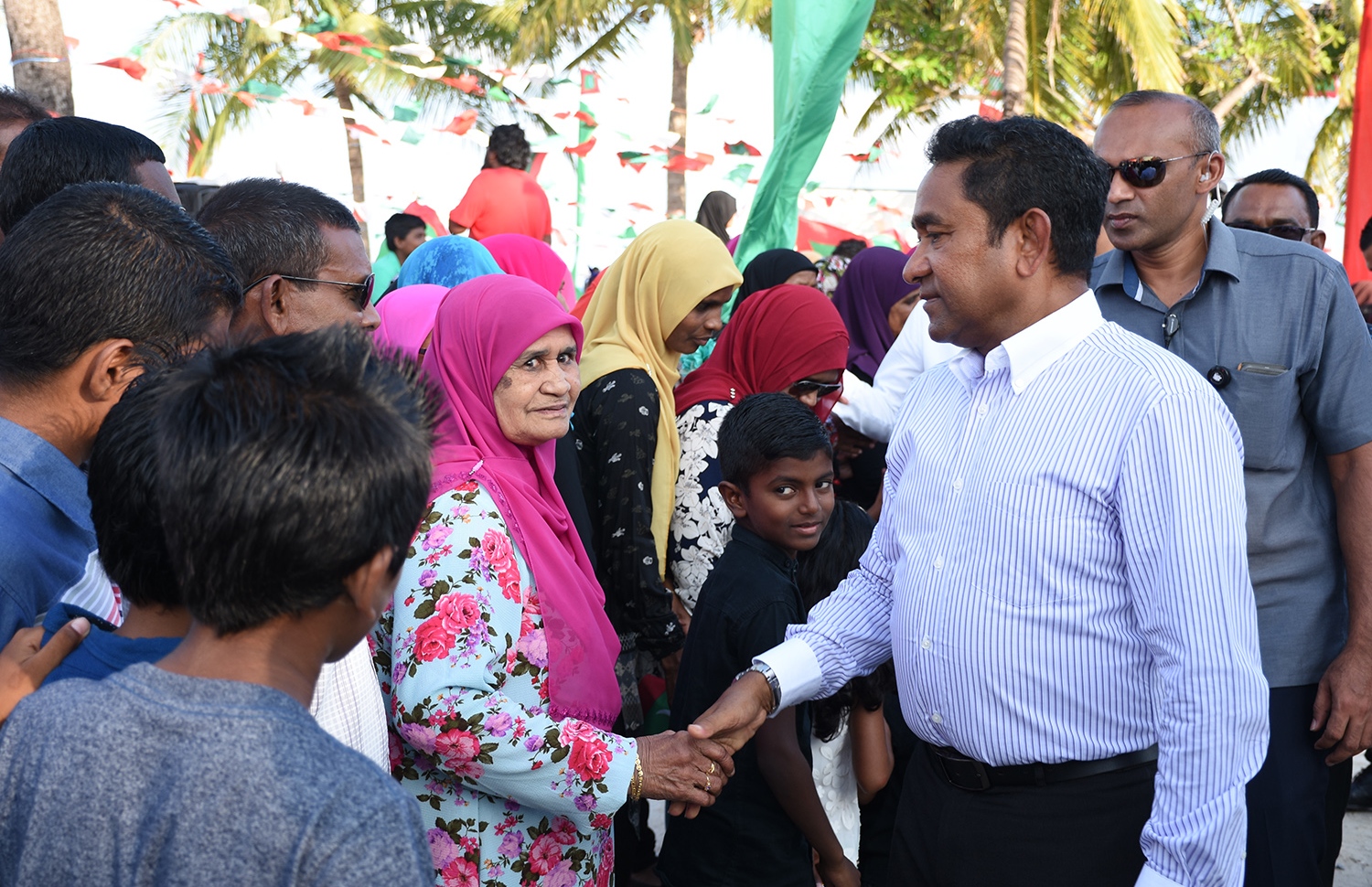 ބ. އޭދަފުށި: ޑިސެމްބަރު 25، 2017: ބ. އޭދަފުށީ ބިން ހިއްކުމުގެ މަޝްރޫއުގެ ނިމުން ފާހަގަކުރަން ބޭއްވި ރަސްމިއްޔާތެއްގައި ބައިވެރިވެ ވަޑައިގަތުމަށް ރައީސް ޔާމީން ވަޑައިގެން، އެރަށުގެ ރައްޔިތުންނާ ސަލާމް ކުރައްވަނީ.-- ފޮޓޯ: ތޯރިގް އަބްދުލް ރަހުމާން