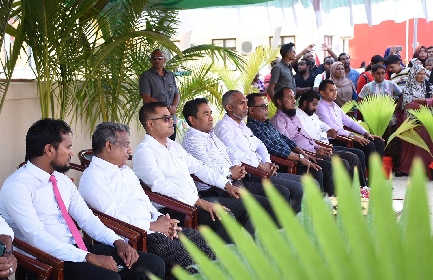 ބ. އޭދަފުށި: ޑިސެމްބަރު 25، 2017: ބ. އޭދަފުށީ ބިން ހިއްކުމުގެ މަޝްރޫއުގެ ނިމުން ފާހަގަކުރަން ބޭއްވި ރަސްމިއްޔާތެއްގައި ބައިވެރިވެ ވަޑައިގަތުމަށް ރައީސް ޔާމީން ވަޑައިގެން، އެރަށުގެ ރައްޔިތުންނާ ސަލާމް ކުރައްވަނީ.-- ފޮޓޯ: ތޯރިގް އަބްދުލް ރަހުމާން