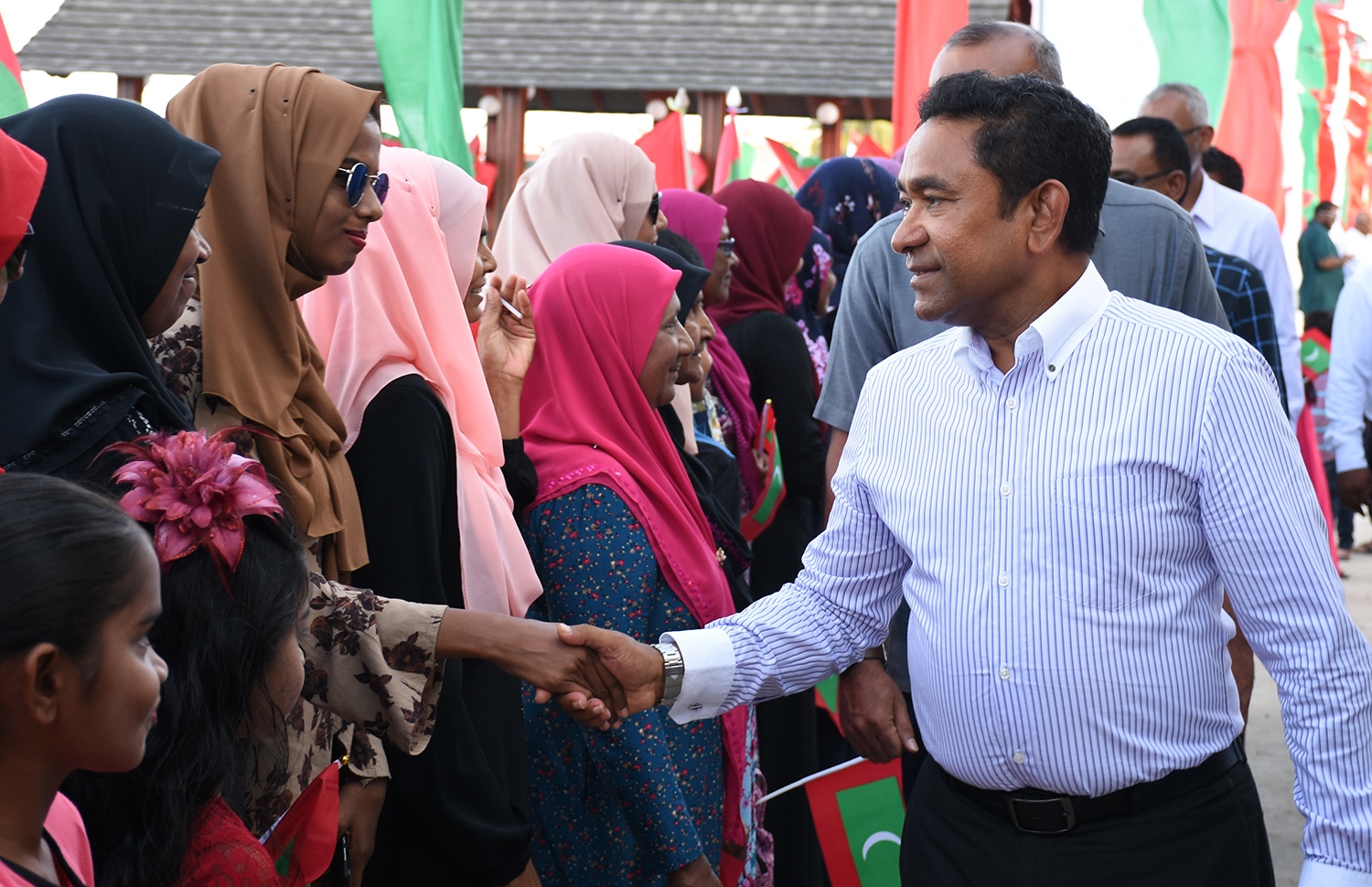 ބ. އޭދަފުށި: ޑިސެމްބަރު 25، 2017: ބ. އޭދަފުށީ ބިން ހިއްކުމުގެ މަޝްރޫއުގެ ނިމުން ފާހަގަކުރަން ބޭއްވި ރަސްމިއްޔާތެއްގައި ބައިވެރިވެ ވަޑައިގަތުމަށް ރައީސް ޔާމީން ވަޑައިގެން، އެރަށުގެ ރައްޔިތުންނާ ސަލާމް ކުރައްވަނީ.-- ފޮޓޯ: ތޯރިގް އަބްދުލް ރަހުމާން