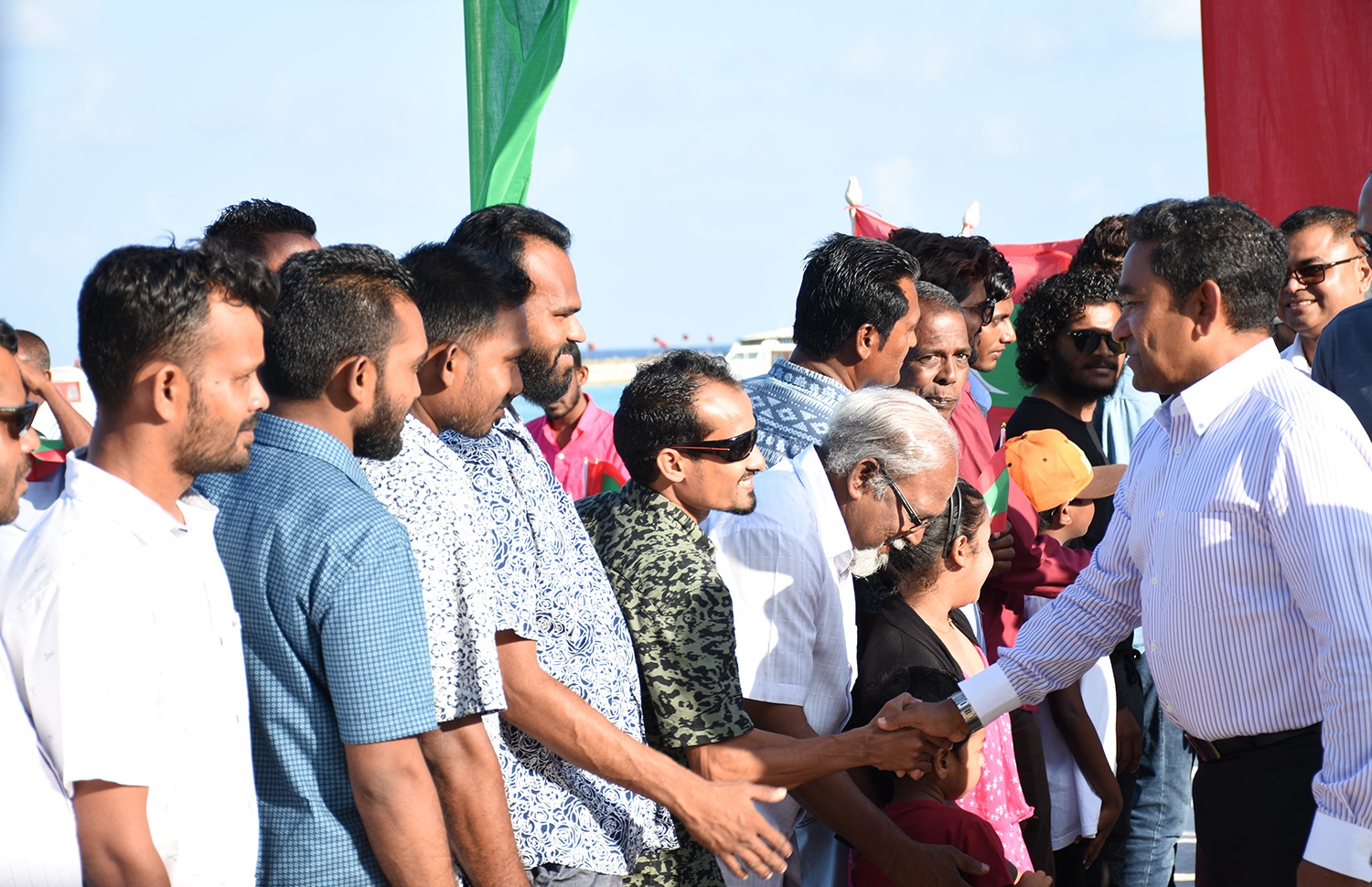 ބ. އޭދަފުށި: ޑިސެމްބަރު 25، 2017: ބ. އޭދަފުށީ ބިން ހިއްކުމުގެ މަޝްރޫއުގެ ނިމުން ފާހަގަކުރަން ބޭއްވި ރަސްމިއްޔާތެއްގައި ބައިވެރިވެ ވަޑައިގަތުމަށް ރައީސް ޔާމީން ވަޑައިގެން، އެރަށުގެ ރައްޔިތުންނާ ސަލާމް ކުރައްވަނީ.-- ފޮޓޯ: ތޯރިގް އަބްދުލް ރަހުމާން