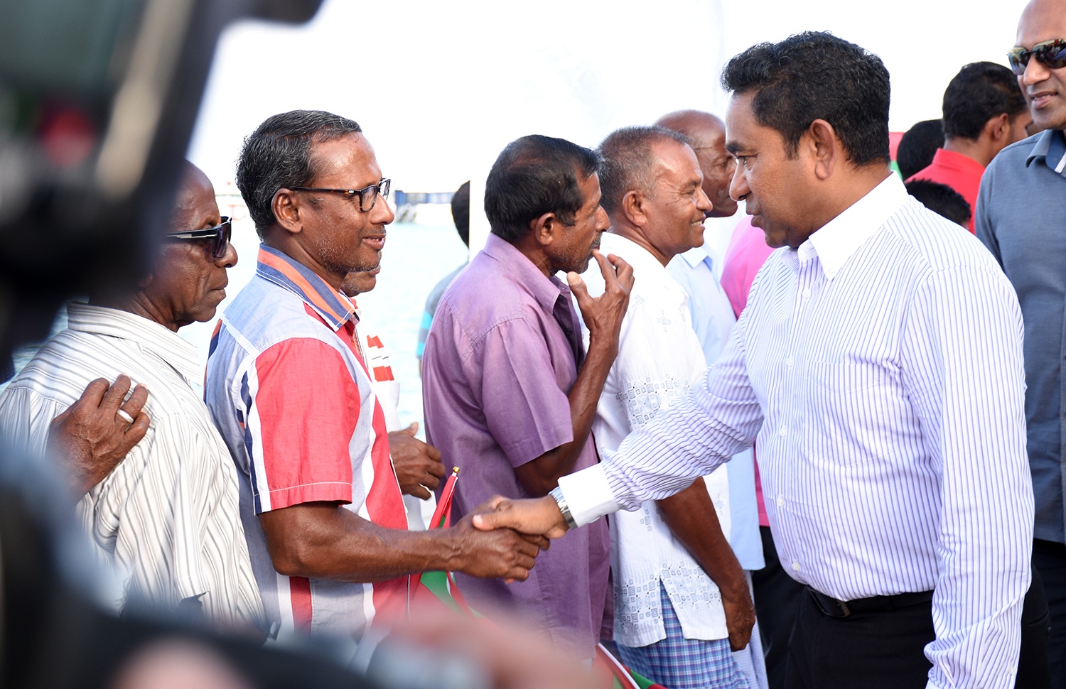 ބ. އޭދަފުށި: ޑިސެމްބަރު 25، 2017: ބ. އޭދަފުށީ ބިން ހިއްކުމުގެ މަޝްރޫއުގެ ނިމުން ފާހަގަކުރަން ބޭއްވި ރަސްމިއްޔާތެއްގައި ބައިވެރިވެ ވަޑައިގަތުމަށް ރައީސް ޔާމީން ވަޑައިގެން، އެރަށުގެ ރައްޔިތުންނާ ސަލާމް ކުރައްވަނީ.-- ފޮޓޯ: ތޯރިގް އަބްދުލް ރަހުމާން