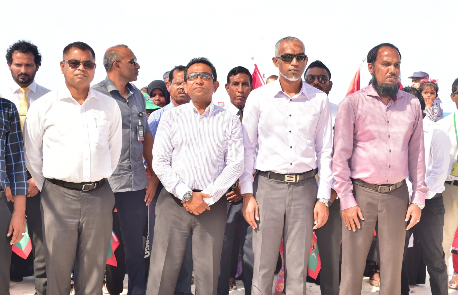 ބ. ކެންދޫ: ޑިސެމްބަރު 25، 2017: ބ. ކެންދޫ ބަނދަރު ހުޅުވައި ދެއްވުމަށް  ބޭއްވި ރަސްމިއްޔާތެއްގައި ރައީސް ޔާމީންގެ އިތުރުން ހައުސިން މިނިސްޓަރު މުހައްމަދު މުއިއްޒު(ކ-2)، އަދާލަތު ޕާޓީގެ ކުރީގެ ނައިބު ރައީސް މައުރޫފް ހުސެން(ކ)، އަދި އެންވާރްމަންޓް މިނިސްޓަރު ތޯރިގް އިބްރާހިމް(ވ) ބައިވެރިވެ ވަޑައިގަންނަވަނީ.-- ފޮޓޯ: ރައީސް އޮފީސް