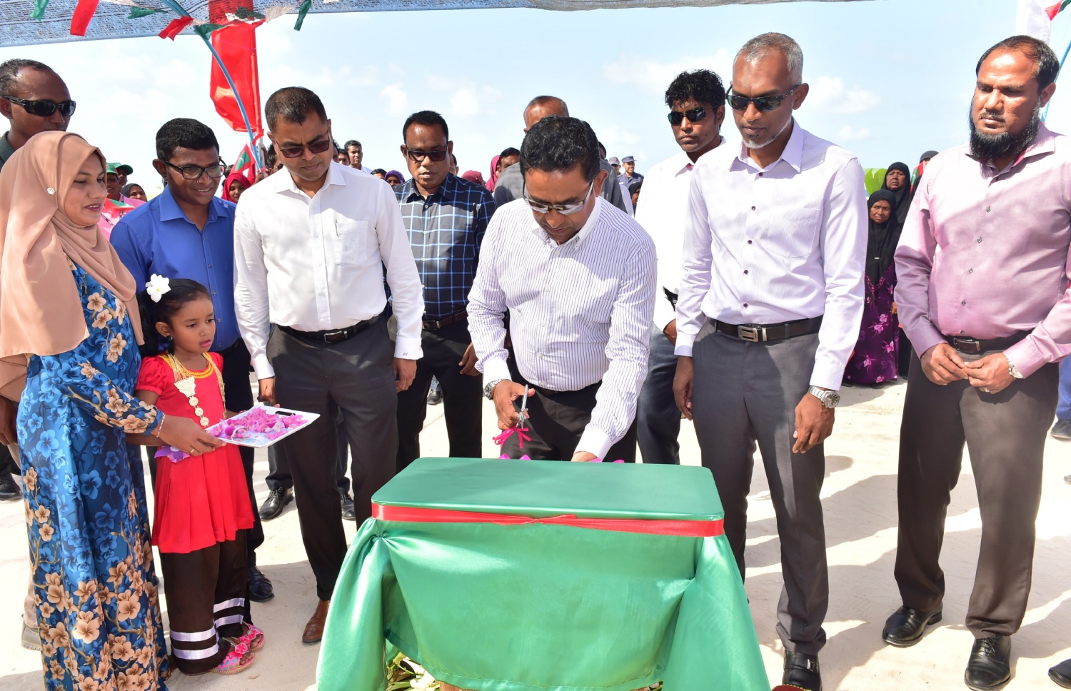 ބ. ކެންދޫ: ޑިސެމްބަރު 25، 2017: ބ. ކެންދޫގެ ބަނދަރު، ރައީސް ޔާމީން ހުޅުވައި ދެއްވަނީ.-- ފޮޓޯ: ރައީސް އޮފީސް