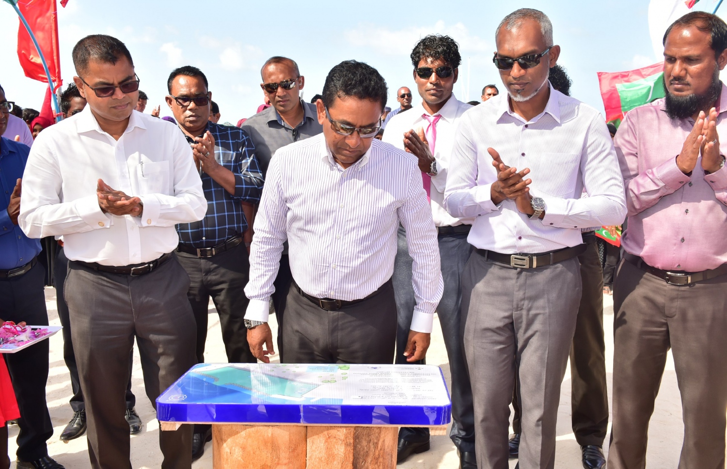 ބ. ކެންދޫ: ޑިސެމްބަރު 25، 2017: ބ. ކެންދޫގެ ބަނދަރު، ރައީސް ޔާމީން ހުޅުވައި ދެއްވަނީ.-- ފޮޓޯ: ރައީސް އޮފީސް