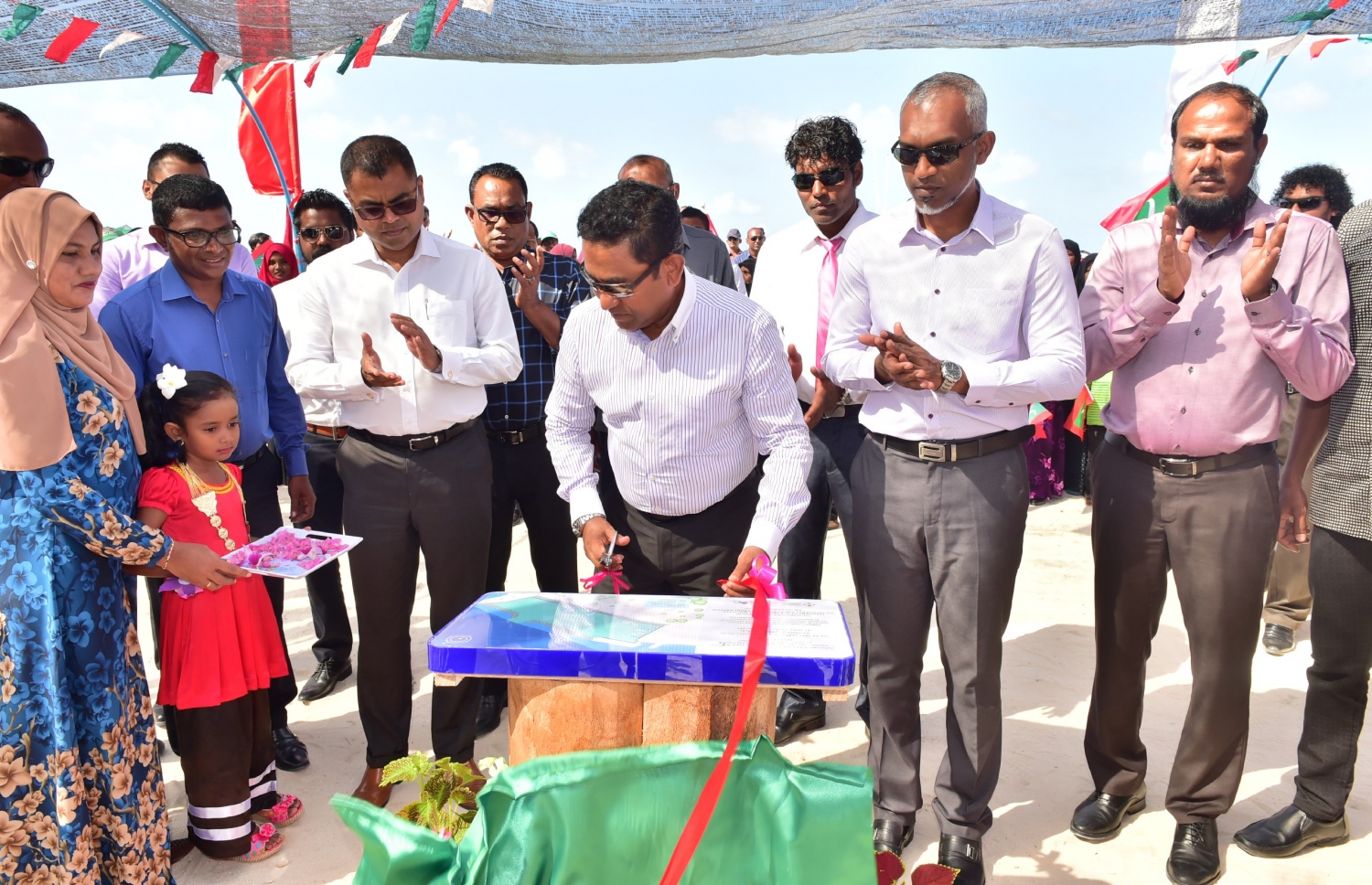 ބ. ކެންދޫ: ޑިސެމްބަރު 25، 2017: ބ. ކެންދޫގެ ބަނދަރު، ރައީސް ޔާމީން ހުޅުވައި ދެއްވަނީ.-- ފޮޓޯ: ރައީސް އޮފީސް