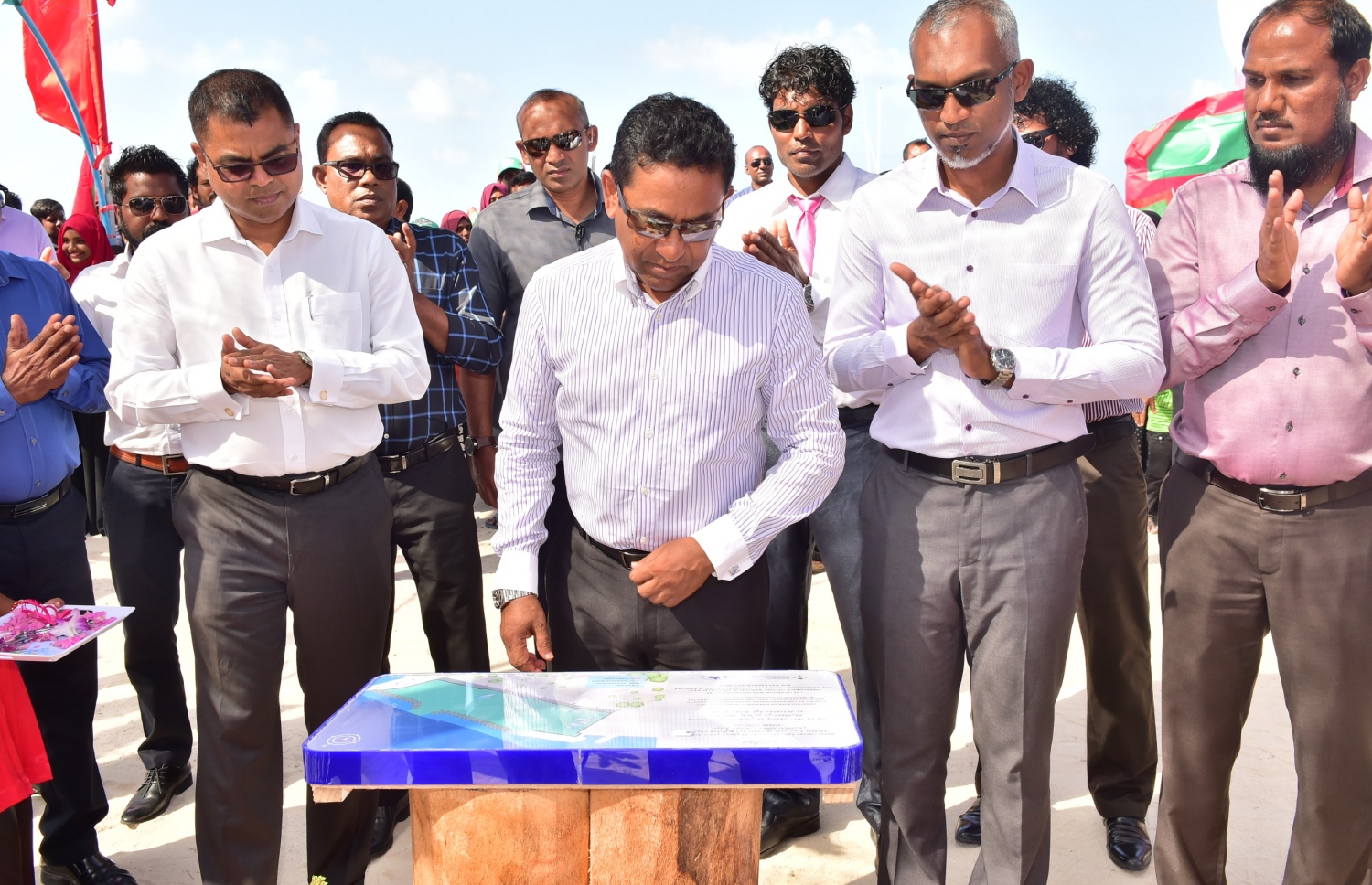 ބ. ކެންދޫ: ޑިސެމްބަރު 25، 2017: ބ. ކެންދޫގެ ބަނދަރު، ރައީސް ޔާމީން ހުޅުވައި ދެއްވަނީ.-- ފޮޓޯ: ރައީސް އޮފީސް