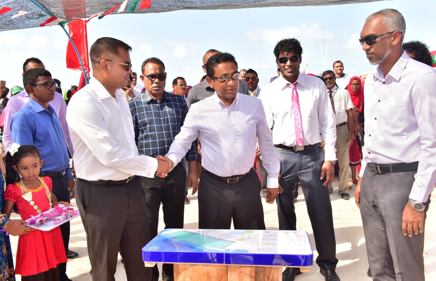 ބ. ކެންދޫ: ޑިސެމްބަރު 25، 2017: ބ. ކެންދޫގެ ބަނދަރު، ރައީސް ޔާމީން ހުޅުވައި ދެއްވަނީ.-- ފޮޓޯ: ރައީސް އޮފީސް