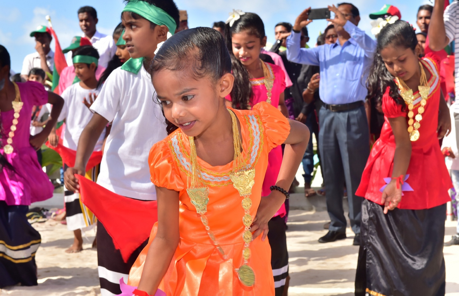 ބ. ކެންދޫ: ޑިސެމްބަރު 25، 2017: ބ. ކެންދޫ ބަނދަރު ހުޅުވައި ދެއްވުމަށް  ބޭއްވި ރަސްމިއްޔާތުގެ ތެރެއިން.-- ފޮޓޯ: ރައީސް އޮފީސް