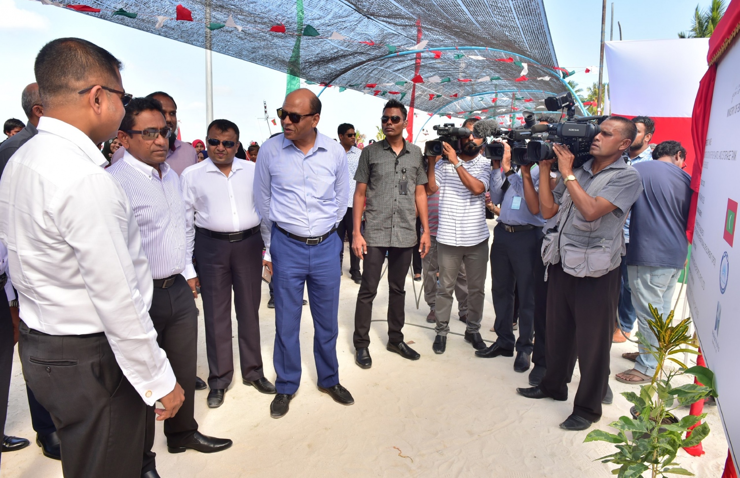 ބ. ކެންދޫ: ޑިސެމްބަރު 25، 2017: ބ. ކެންދޫ ބަނދަރު ހުޅުވައި ދެއްވުމަށް  ބޭއްވި ރަސްމިއްޔާތެއްގައި ރައީސް ޔާމީން ބައިވެރިވެ ވަޑައިގަންނަވަނީ.-- ފޮޓޯ: ރައީސް އޮފީސް