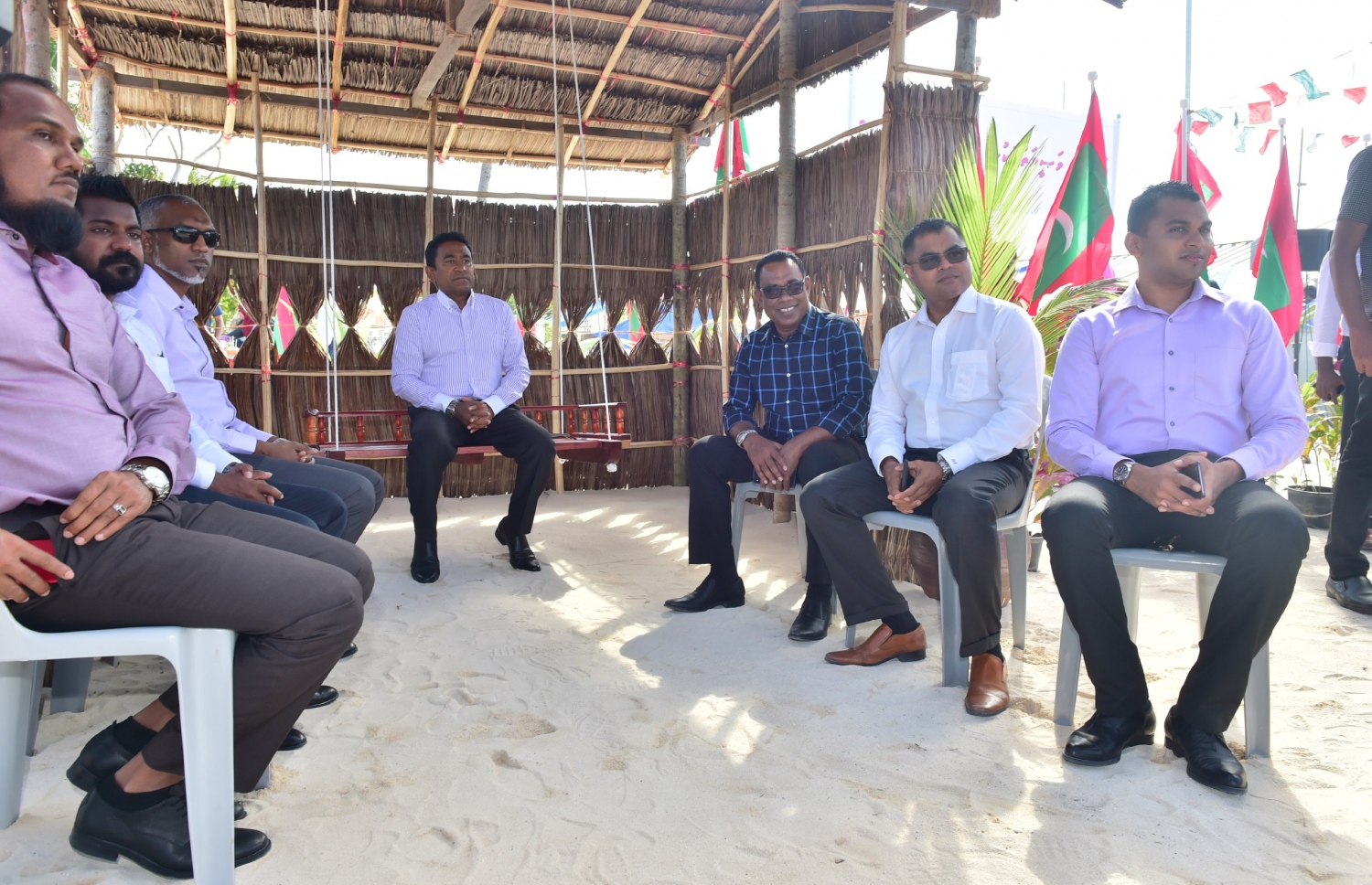 ބ. ކެންދޫ: ޑިސެމްބަރު 25، 2017: ބ. ކެންދޫ ބަނދަރު ހުޅުވައި ދެއްވުމަށް  ބޭއްވި ރަސްމިއްޔާތެއްގައި ރައީސް ޔާމީންގެ އިތުރުން ބައެއް ވަޒީންނާއި މަޖިލިސް ބައެއް މެމްބަރުން ބައިވެރިވެ ވަޑައިގަންނަވަނީ.-- ފޮޓޯ: ރައީސް އޮފީސް