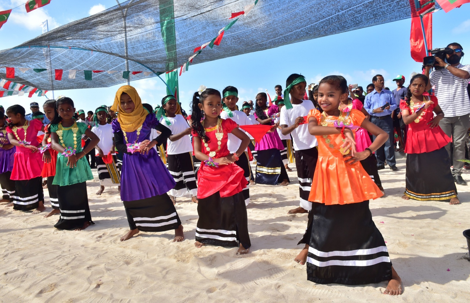 ބ. ކެންދޫ: ޑިސެމްބަރު 25، 2017: ބ. ކެންދޫ ބަނދަރު ހުޅުވައި ދެއްވުމަށް  ބޭއްވި ރަސްމިއްޔާތުގެ ތެރެއިން.-- ފޮޓޯ: ރައީސް އޮފީސް