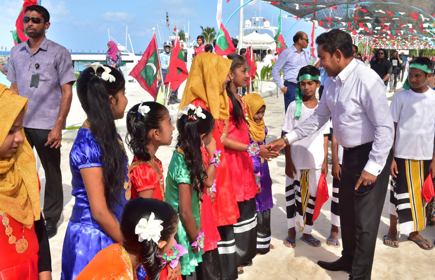 ބ. ކެންދޫ: ޑިސެމްބަރު 25، 2017: ބ. ކެންދޫ ބަނދަރު ހުޅުވައި ދެއްވުމަށް  ބޭއްވި ރަސްމިއްޔާތެއްގައި ބައިވެރިވެ ވަޑައިގަތުމަށް ރައީސް ޔާމީން ވަޑައިގެން، އެރަށުގެ ބައެއް ކުޑަކުދިންނާ ސަލާމް ކުރައްވަނީ.-- ފޮޓޯ: ރައީސް އޮފީސް