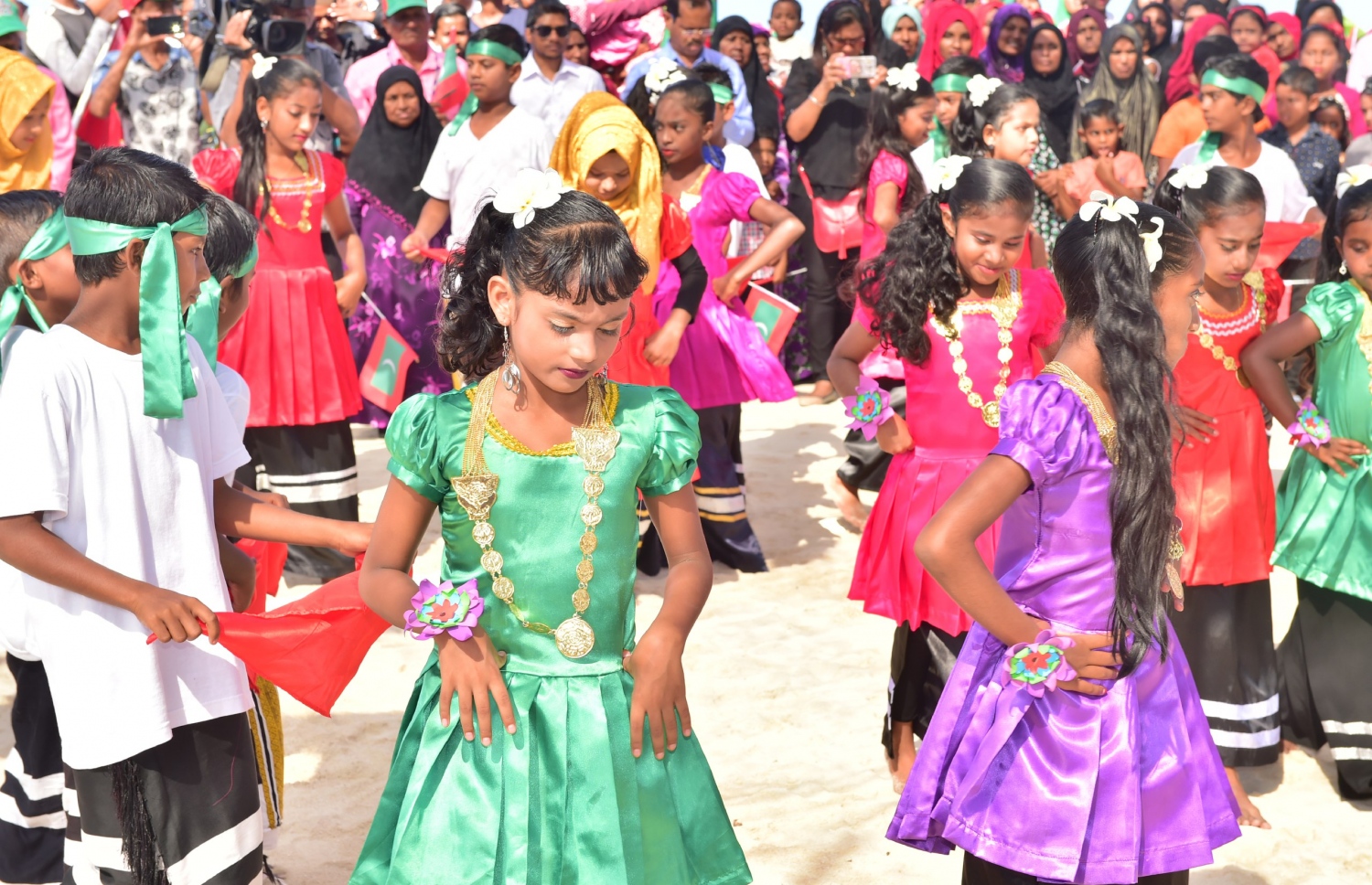 ބ. ކެންދޫ: ޑިސެމްބަރު 25، 2017: ބ. ކެންދޫ ބަނދަރު ހުޅުވައި ދެއްވުމަށް  ބޭއްވި ރަސްމިއްޔާތެއްގައި ބައިވެރިވެ ވަޑައިގަތުމަށް ރައީސް ޔާމީން ވަޑައިގެން، އެރަށުގެ ބައެއް ކުޑަކުދިންނާ ސަލާމް ކުރައްވަނީ.-- ފޮޓޯ: ރައީސް އޮފީސް