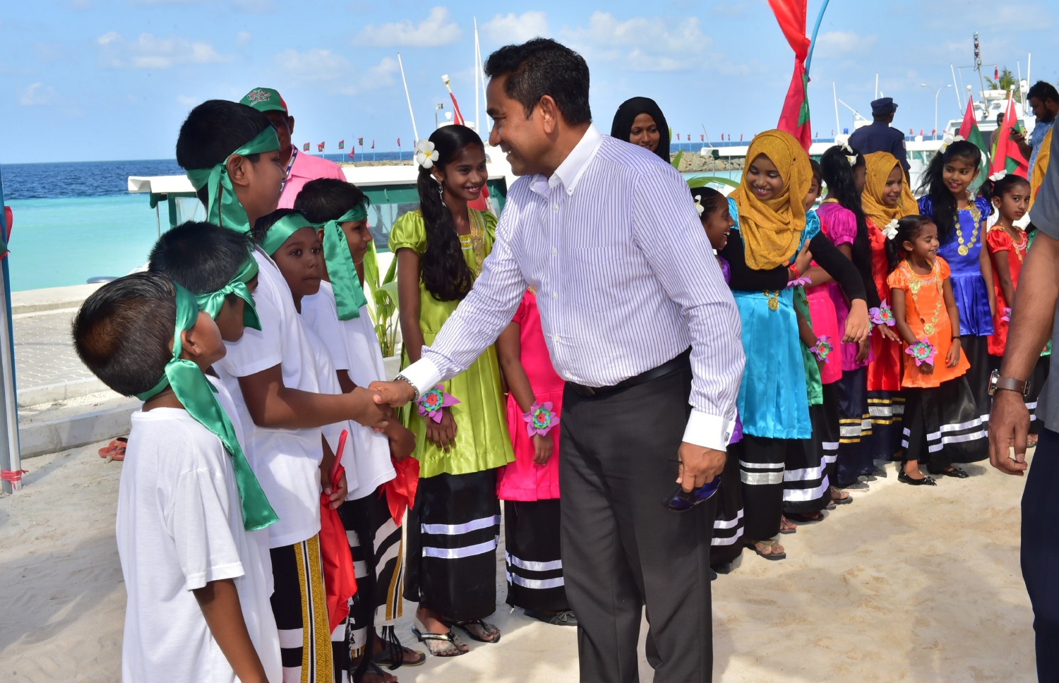 ބ. ކެންދޫ: ޑިސެމްބަރު 25، 2017: ބ. ކެންދޫ ބަނދަރު ހުޅުވައި ދެއްވުމަށް  ބޭއްވި ރަސްމިއްޔާތެއްގައި ބައިވެރިވެ ވަޑައިގަތުމަށް ރައީސް ޔާމީން ވަޑައިގެން، އެރަށުގެ ބައެއް ކުޑަކުދިންނާ ސަލާމް ކުރައްވަނީ.-- ފޮޓޯ: ރައީސް އޮފީސް