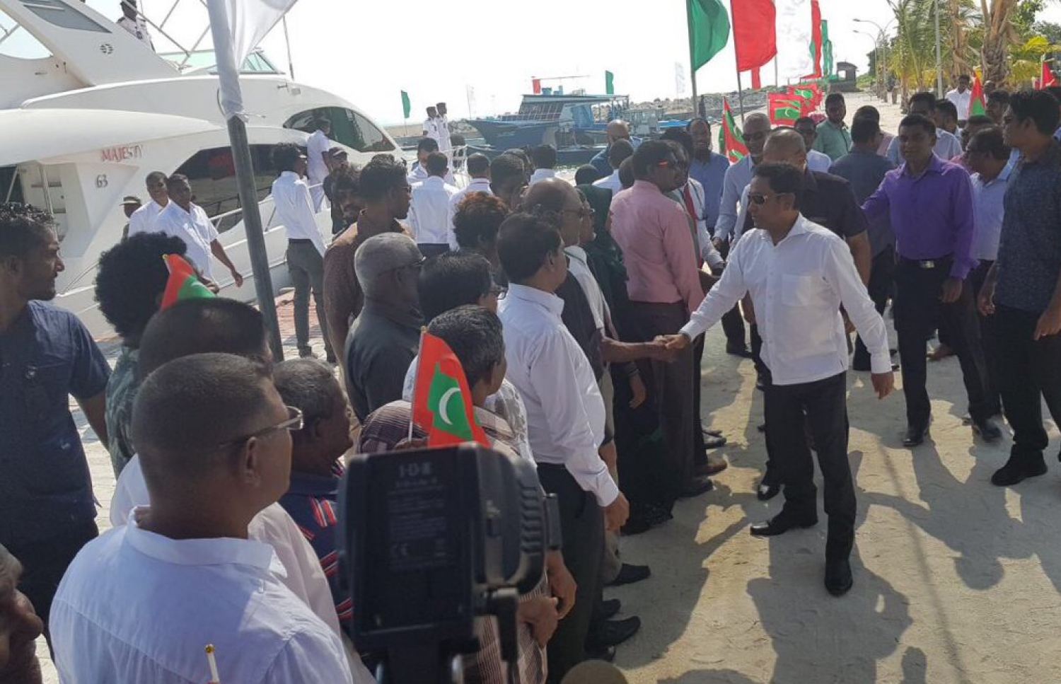 ރައީސް ޔާމީން ތުޅާދު އަށް ވަޑައިގެން އެ ރަށުގެ ރައްޔިތުންތަކަކާ ސަލާމްކުރައްވަނީ. --ފޮޓޯ: ރައީސް އޮފީސް