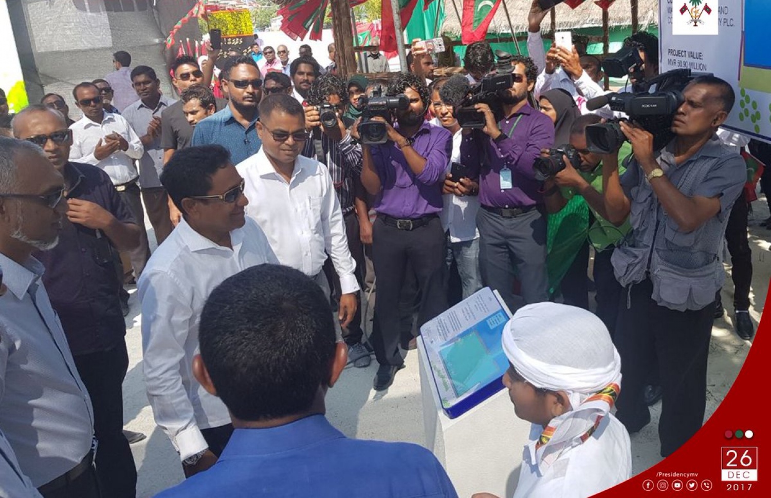 ރައީސް ތުޅާދޫގައި: އެ ރަށުގެ ބަނދަރު ހުޅުއްވައިދެއްވައި ގޮނޑުދޮށް ނިމުމުގެ ރަސްމިއްޔާތުގައި ރައީސް ބައިވެރިވެވަޑައިގަތް.