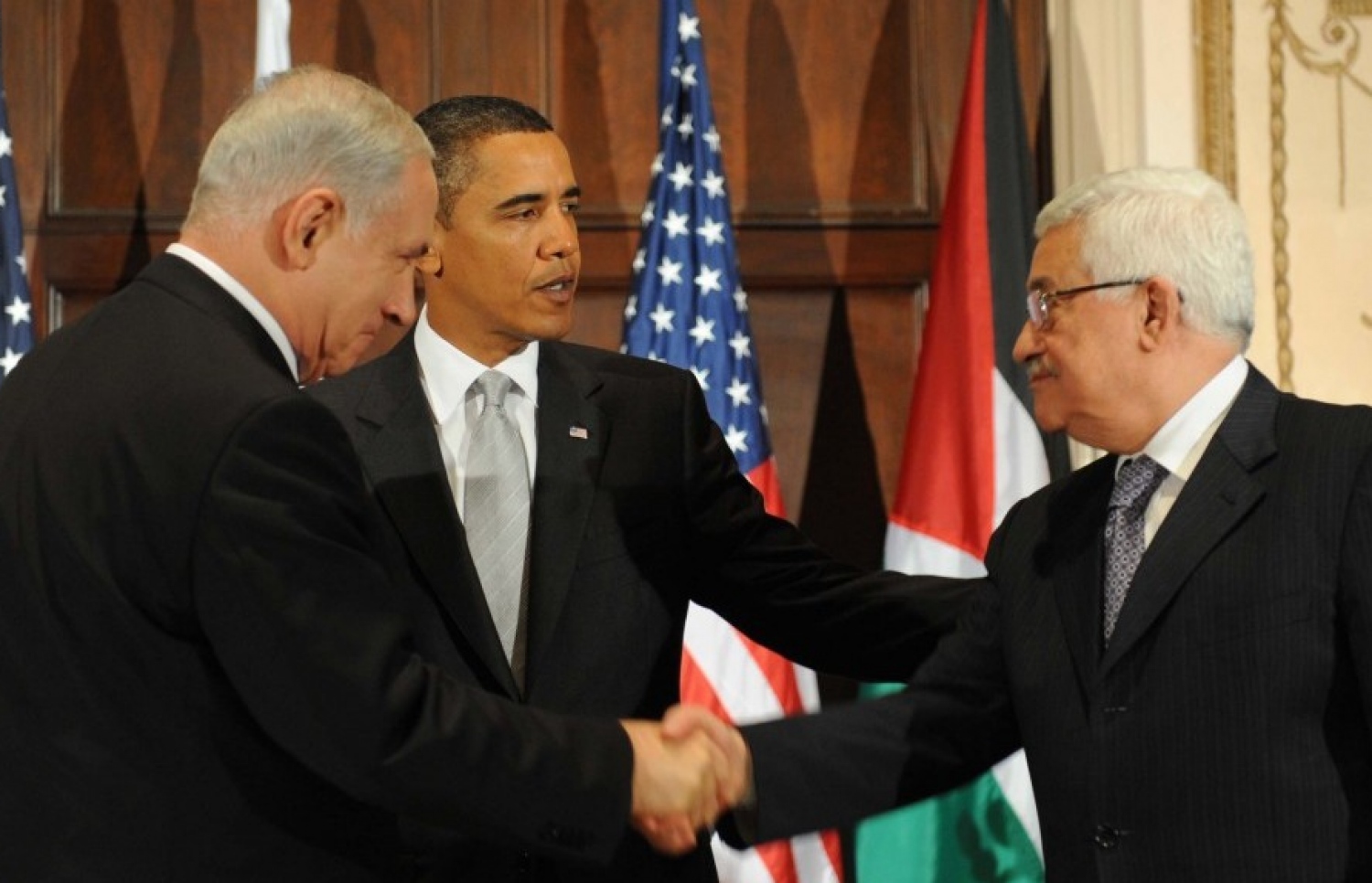 މެދުއިރުމަތީގެ ސުލްހައާ ބެހޭ ގޮތުން އެމެރިކާގެ ނިއު ޔޯކްގައި ސެޕްޓެމްބަރު 22، 2009 ގައި އެމެރިކާގެ ރައީސް ބަރަކް އޮބާމާ (މ) ފަލަސްތީނުގެ ރައީސް މަހްމޫދު އައްބާސް އާއި އިޒްރޭލުގެ ބޮޑުވަޒީރު ނަތަންޔާހޫ (ވ)އާ އެކު މަޝްވަރާ ކުރައްވަނީ.