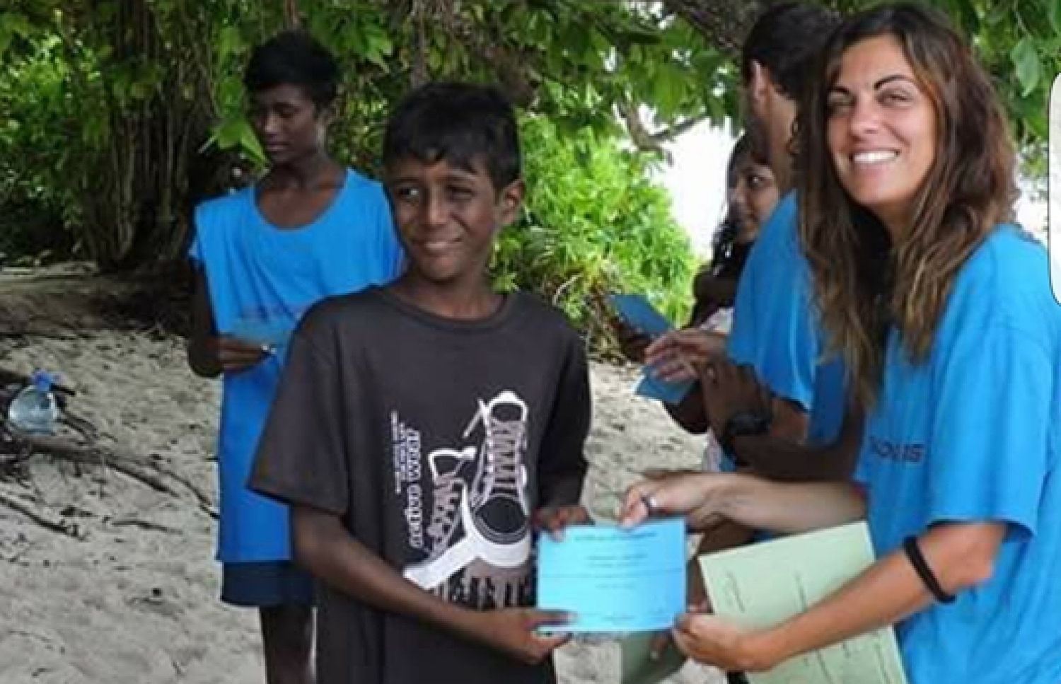 ވާދޫގައި ބޭއްވި ރާޅާ އެޅުމުގެ މުބާރާތެއްގައި ބައިވެރިވި އަރުޝާން ސެޓްފިކެޓް ހޯދަނީ