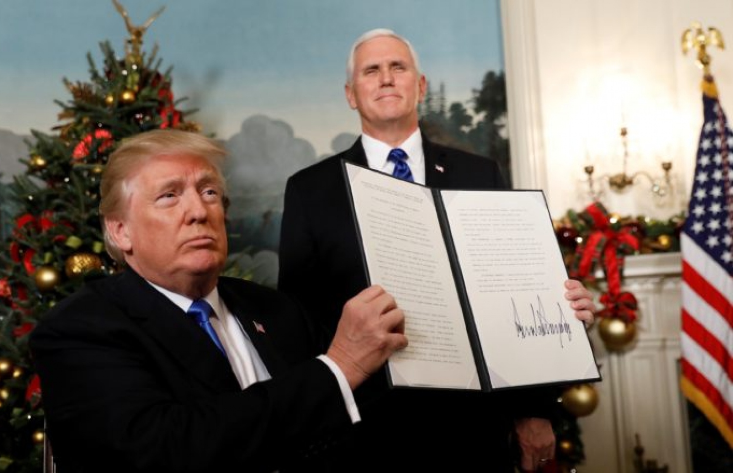 ގުދުސަކީ އިޒްރޭލުގެ ވެރިރަށް ކަމަށް ރަސްމީކޮށް އިއުތިރާފްވެ އެމެރިކާ އެމްބަސީ ގުދުސަށް ބަދަލުކުރުމަށް ނިންމެވި ކަމުގެ ގަރާރުގައި، މި މަހުގެ 6 ވަނަ ދުވަހު ސޮއި ކުރެއްވުމަށް ފަހު އެ ގަރާރު ނޫސްވެރިންނަށް ދައްކަވާލައްވަނީ. އޭއެފްޕީ