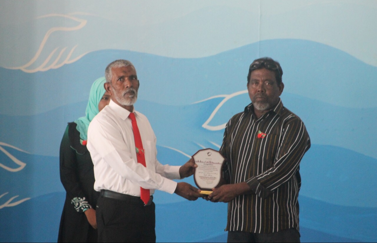 އެހީތެރިވި ރަށަކަށް ޝުކުރުގެ ފިލައެއް ދެނީ