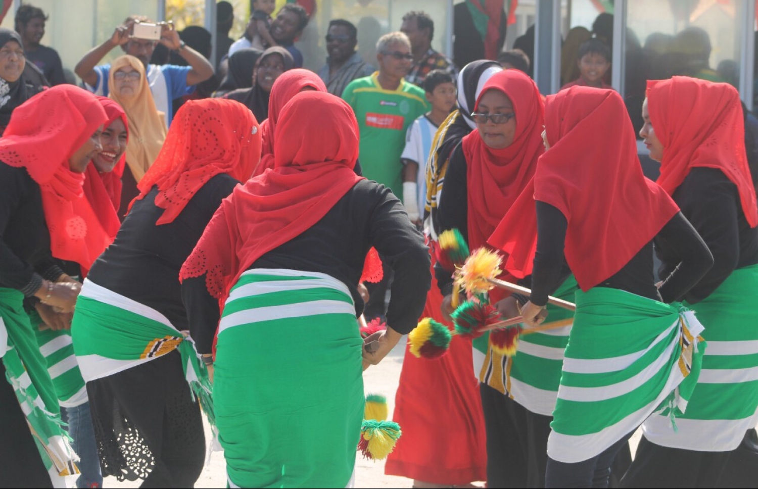 މަރުހަބާ ކިޔުމުގެ ގޮތުން އަންހެނުން ދަނޑިޖަހަނީ