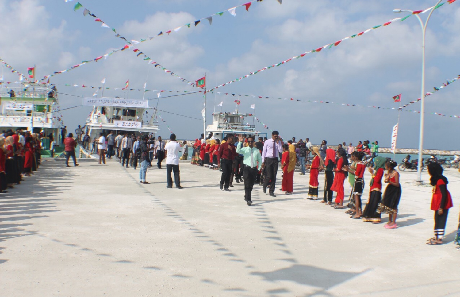 މެހްމާނުންނަށް މަރުހަބާ ކިޔުމުގެ ތެރެއިން