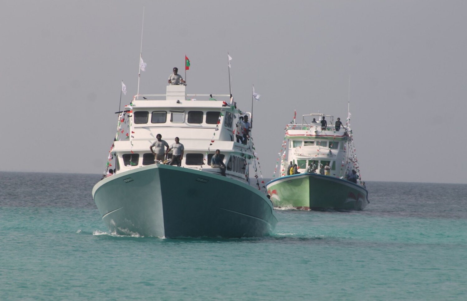 އެންމެ ބޮޑަށް އެހީތެރިވި ފަސް ރަށުން މީހުން ގޮވައިގެން ދަތުރުކުރި ދުވާފަރު ދެ ދޯނި އެ ރަށު ފަޅުތެރެ އަށް ވަންނަނީ