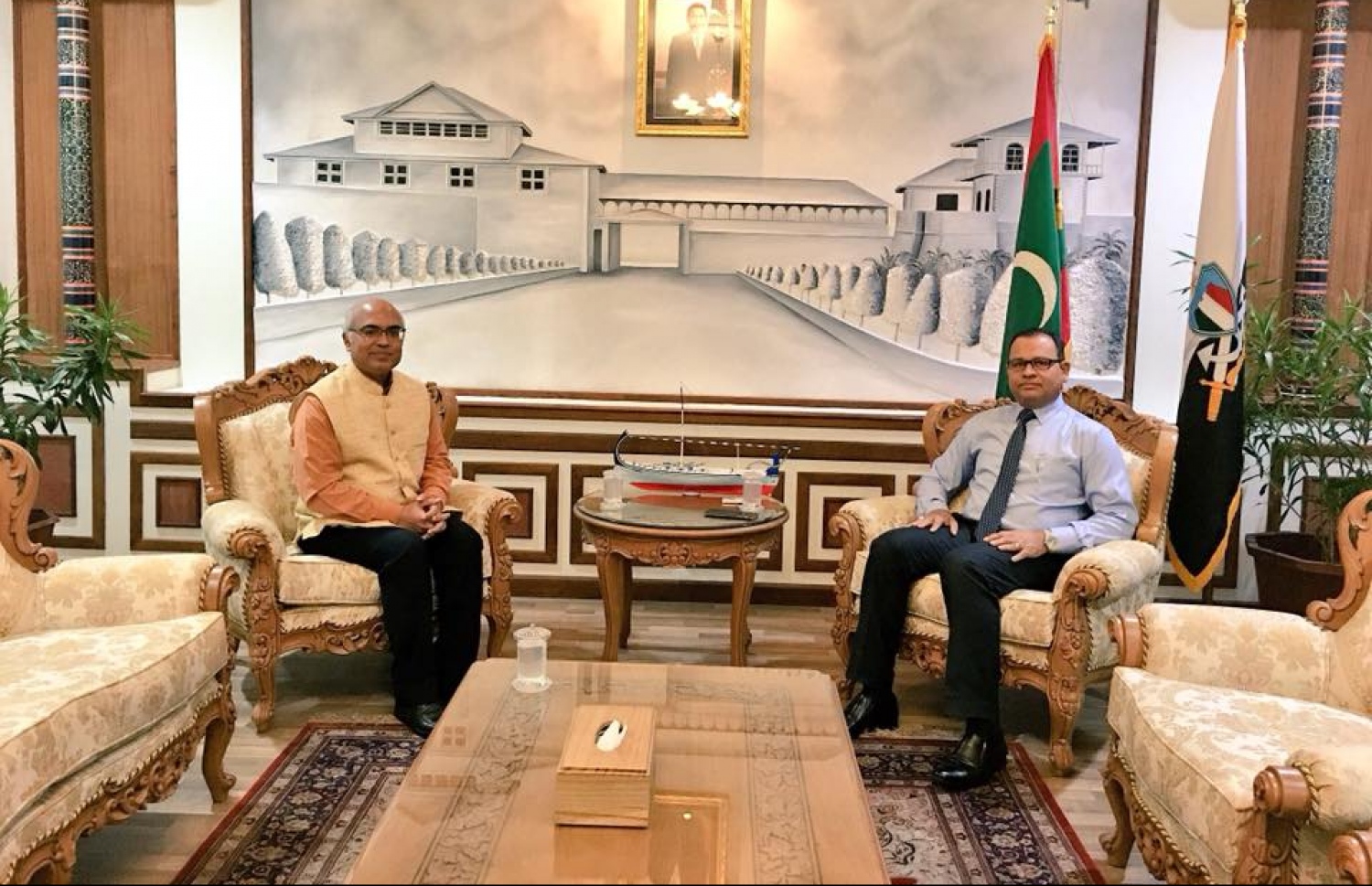 ރާއްޖޭގެ ޑިފެންސް މިނިސްޓަރު އާދަމް ޝަރީފް (ކ) އާއި ރާއްޖޭގައި ހުންނަވާ އިންޑިއާ ސަފީރު އަކިލޭޝް މިޝްރާ މިދިޔަ މަހު ބައްދަލުކުރައްވަނީ.---ފޮޓޯ: ޑިފެންސް މިނިސްޓްރީ