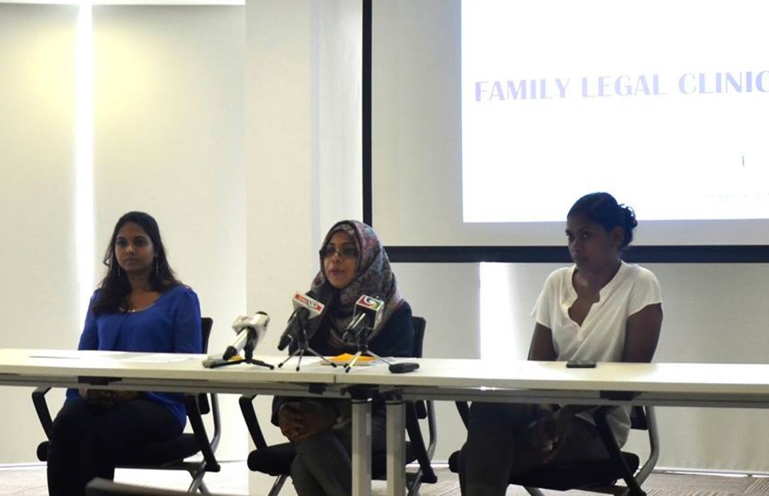 ފެމެލީ ލީކަލް ކްލިނިކްގެ ދެ ފައުންޑަރުންނާއި ހޯޕް ފޯ ވިމެންގެ ކޯޑިނޭޓަރު ނޫސްވެރިންގެ ބައްދަލުވުމެއްގައި. -- ފޮޓޯ: އެފްއެލްސީ