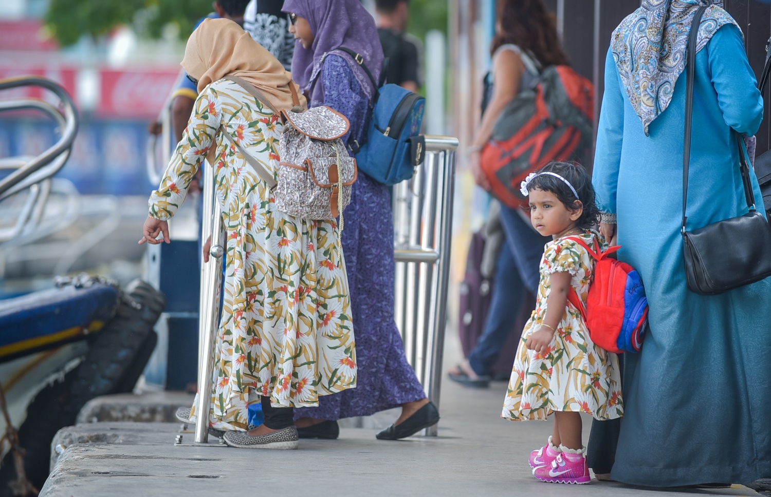 މާލެ: ޑިސެމްބަރު 30، 2017- ރަށަކަށް ދާ ބަޔަކު ވެލާނާ އިންޓަނޭޝަނަލް އެއާޕޯޓަށް ދިއުމަށްޓަކައި ފެރީއަށް އަރަނީ: އާ އަހަރު ފެށުން ފާހަގަކުރުމާ ދިމާކޮށް ގިނަ ބަޔަކު ވަނީ ބައެއް ރަށްރަށާއި ރިސޯޓުތަކަށް ގޮސްފައި.---ފޮޓޯ: ނިޝާން އަލީ/މިހާރު