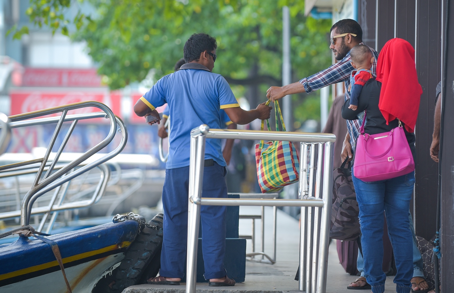 މާލެ: ޑިސެމްބަރު 30، 2017- ރަށަކަށް ދާ ބަޔަކު ވެލާނާ އިންޓަނޭޝަނަލް އެއާޕޯޓަށް ދިއުމަށްޓަކައި ފެރީއަށް އަރަނީ: އާ އަހަރު ފެށުން ފާހަގަކުރުމާ ދިމާކޮށް ގިނަ ބަޔަކު ވަނީ ބައެއް ރަށްރަށާއި ރިސޯޓުތަކަށް ގޮސްފައި.---ފޮޓޯ: ނިޝާން އަލީ/މިހާރު