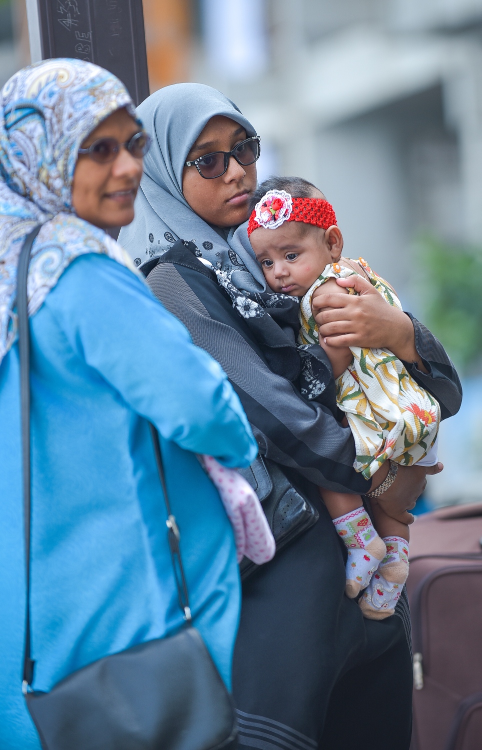 މާލެ: ޑިސެމްބަރު 30، 2017- ރަށަކަށް ފުރުމަށްޓަކައި ބަނދަރުމަތީގައި ބަޔަކު މަޑުކޮށްލައިގެން: އާ އަހަރު ފެށުން ފާހަގަކުރުމާ ދިމާކޮށް ގިނަ ބަޔަކު ވަނީ ބައެއް ރަށްރަށާއި ރިސޯޓުތަކަށް ގޮސްފައި.---ފޮޓޯ: ނިޝާން އަލީ/މިހާރު