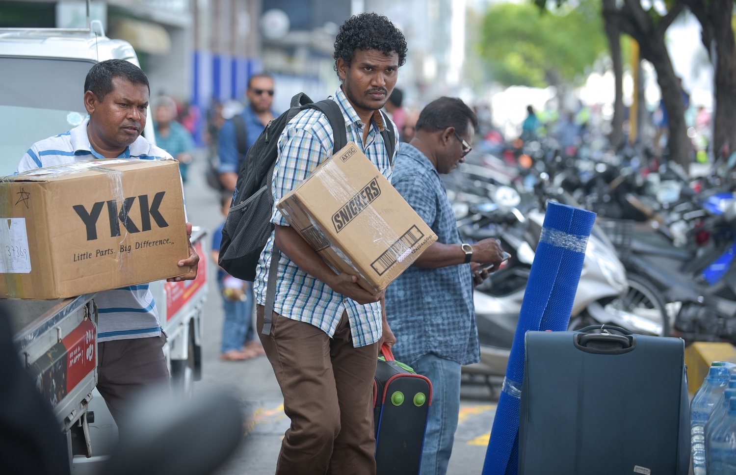 މާލެ: ޑިސެމްބަރު 30، 2017- ރަށަކަށް ފުރުމަށްޓަކައި ބަނދަރުމަތީގައި ބަޔަކު މަޑުކޮށްލައިގެން: އާ އަހަރު ފެށުން ފާހަގަކުރުމާ ދިމާކޮށް ގިނަ ބަޔަކު ވަނީ ބައެއް ރަށްރަށާއި ރިސޯޓުތަކަށް ގޮސްފައި.---ފޮޓޯ: ނިޝާން އަލީ/މިހާރު