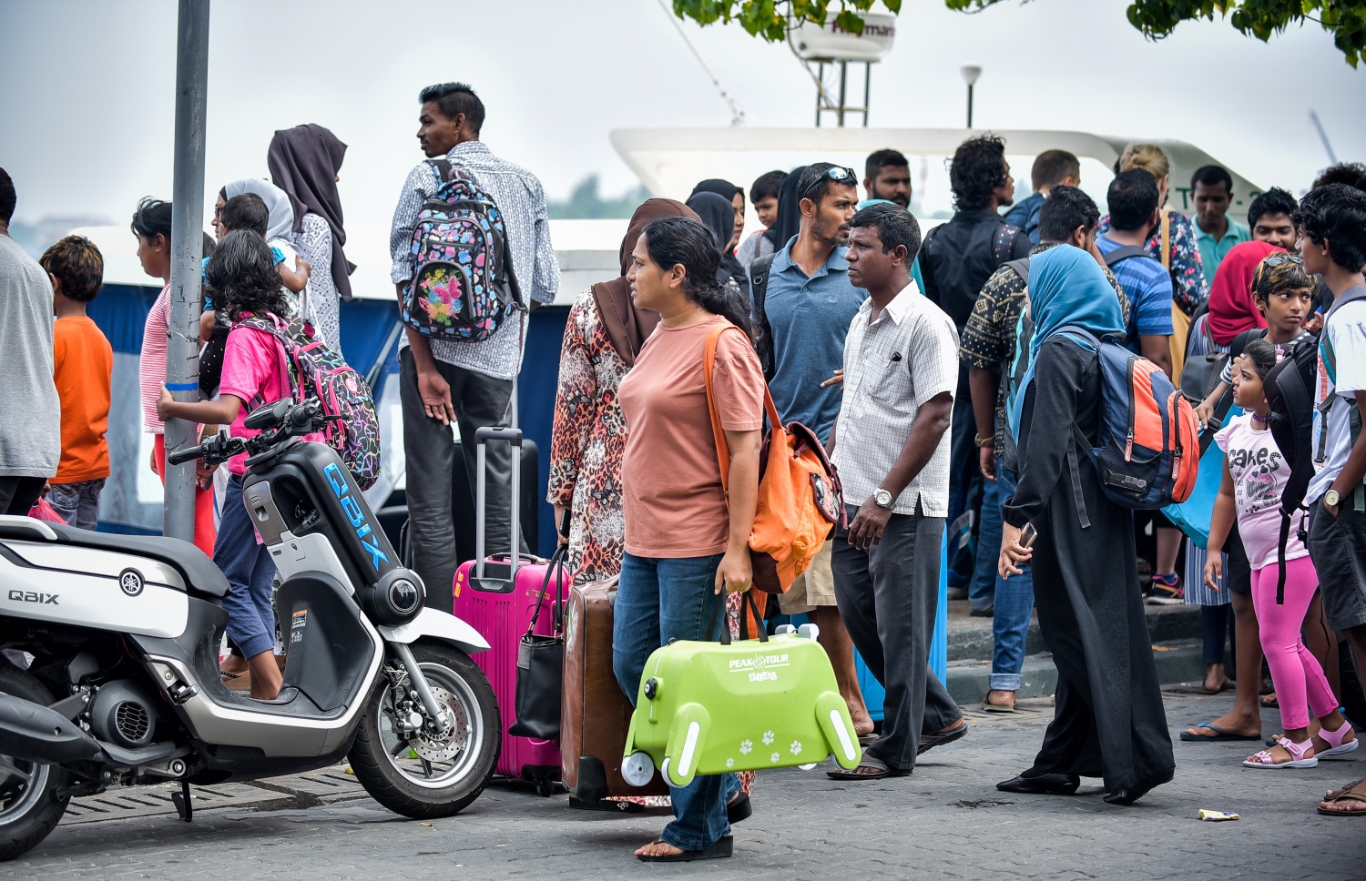 މާލެ: ޑިސެމްބަރު 30، 2017- ރަށަކަށް ފުރުމަށްޓަކައި ބަނދަރުމަތީގައި ބަޔަކު މަޑުކޮށްލައިގެން: އާ އަހަރު ފެށުން ފާހަގަކުރުމާ ދިމާކޮށް ގިނަ ބަޔަކު ވަނީ ބައެއް ރަށްރަށާއި ރިސޯޓުތަކަށް ގޮސްފައި.---ފޮޓޯ: ނިޝާން އަލީ/މިހާރު