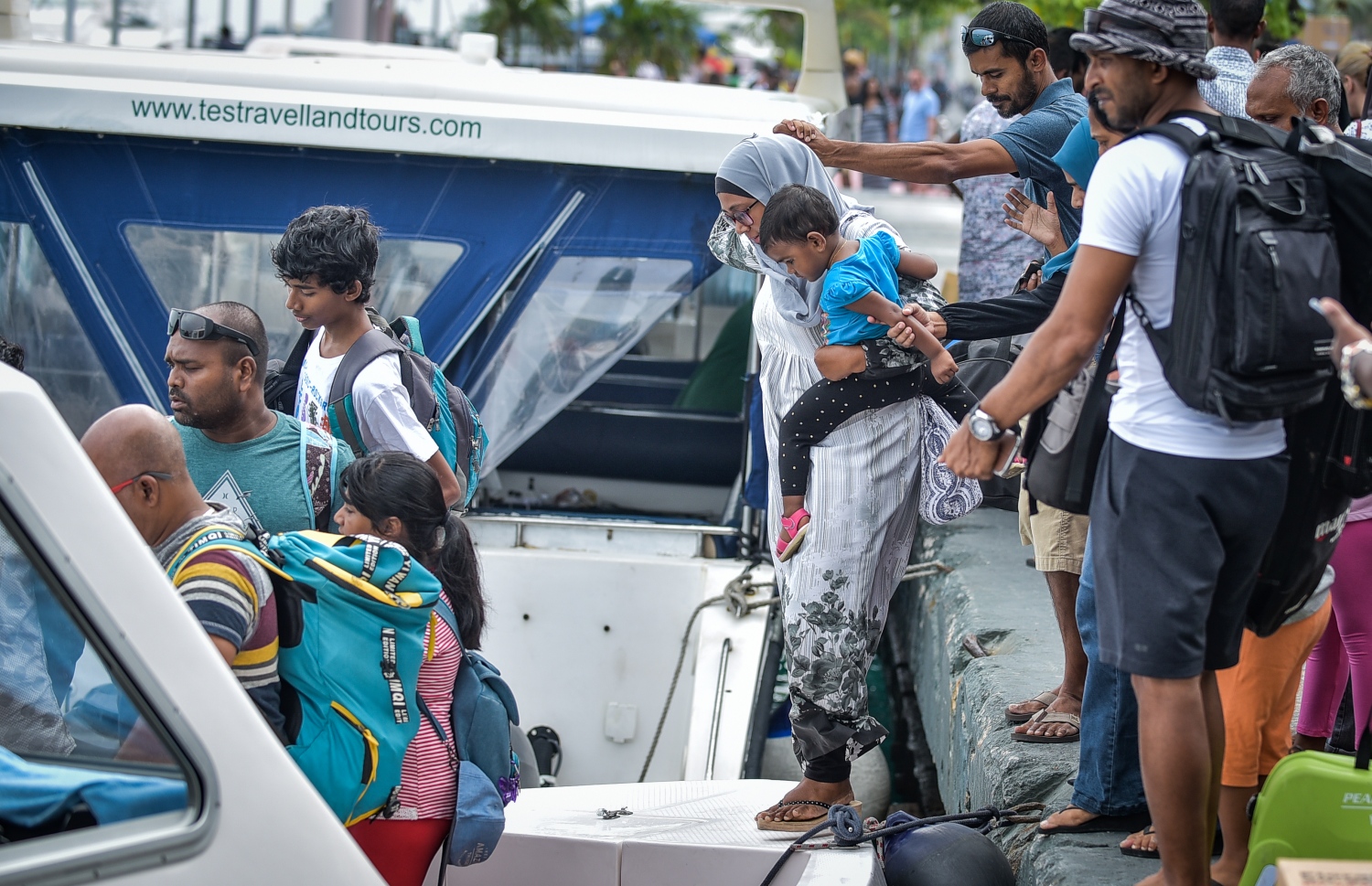 މާލެ: ޑިސެމްބަރު 30، 2017- ރަށަކަށް ފުރުމަށްޓަކައި ބަޔަކު ލޯންޗަކަށް އަރަނީ: އާ އަހަރު ފެށުން ފާހަގަކުރުމާ ދިމާކޮށް ގިނަ ބަޔަކު ވަނީ ބައެއް ރަށްރަށާއި ރިސޯޓުތަކަށް ގޮސްފައި.---ފޮޓޯ: ނިޝާން އަލީ/މިހާރު